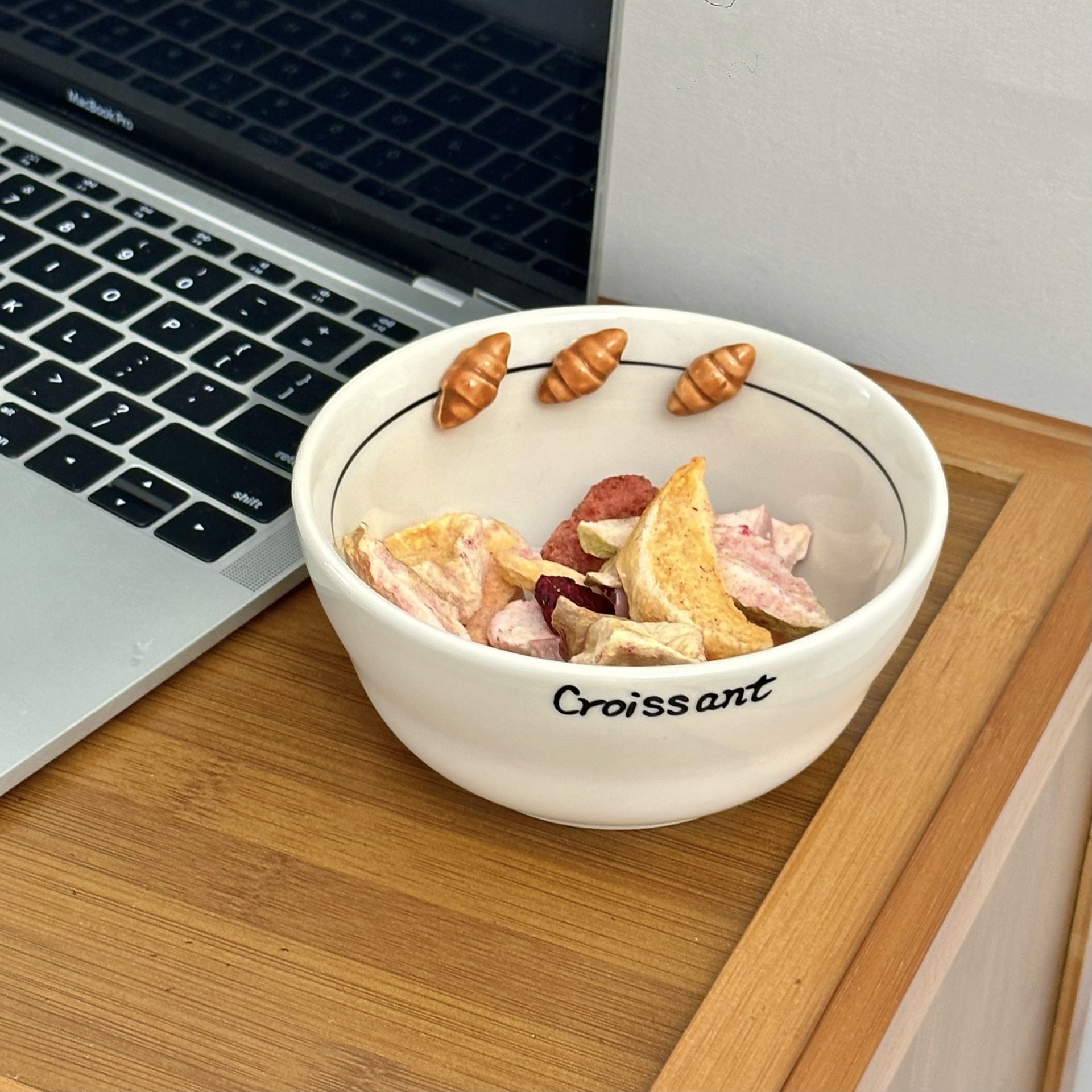 Alkaline water croissant relief ceramic bowl, household high-quality appearance tableware, cute rice bowl, dessert bowl, pastry and pasta plate Application Scenario