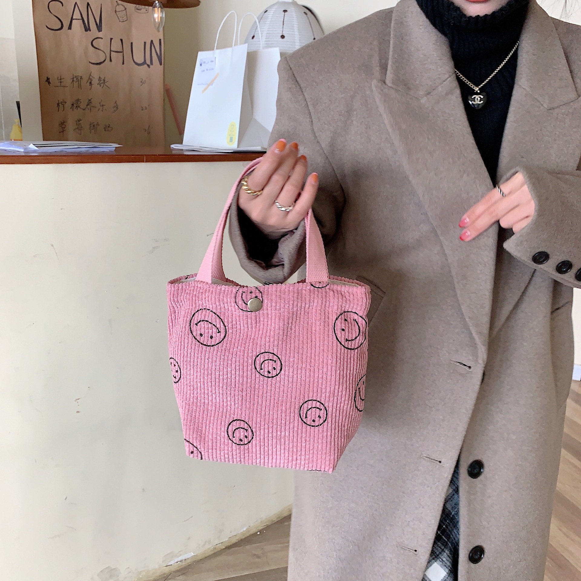 0571 ins corduroy retro hand-held cloth bag, artistic student Mommy lunch box bag, Commuter hand-held lunch box bag for girls details Picture