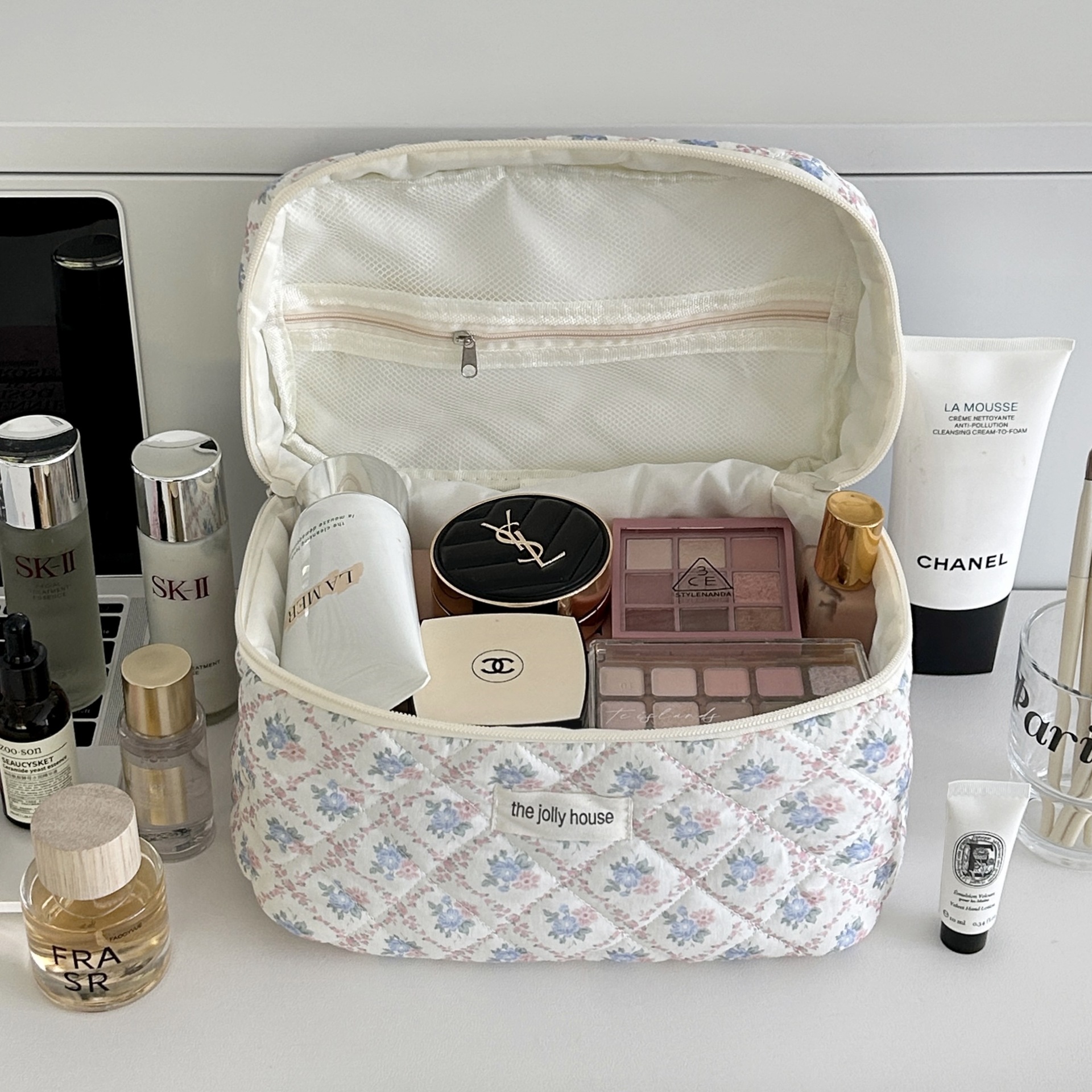 New floral makeup bag with a girlish heart, large-capacity cosmetics storage bag, portable travel toiletry bag and clutch bag Item Picture