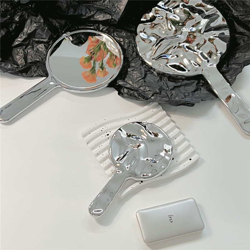 Ins-style Internet celebrity retro handheld makeup mirror for women, high-end portable small mirror, handle mirror, touch-up mirror Application Scenario