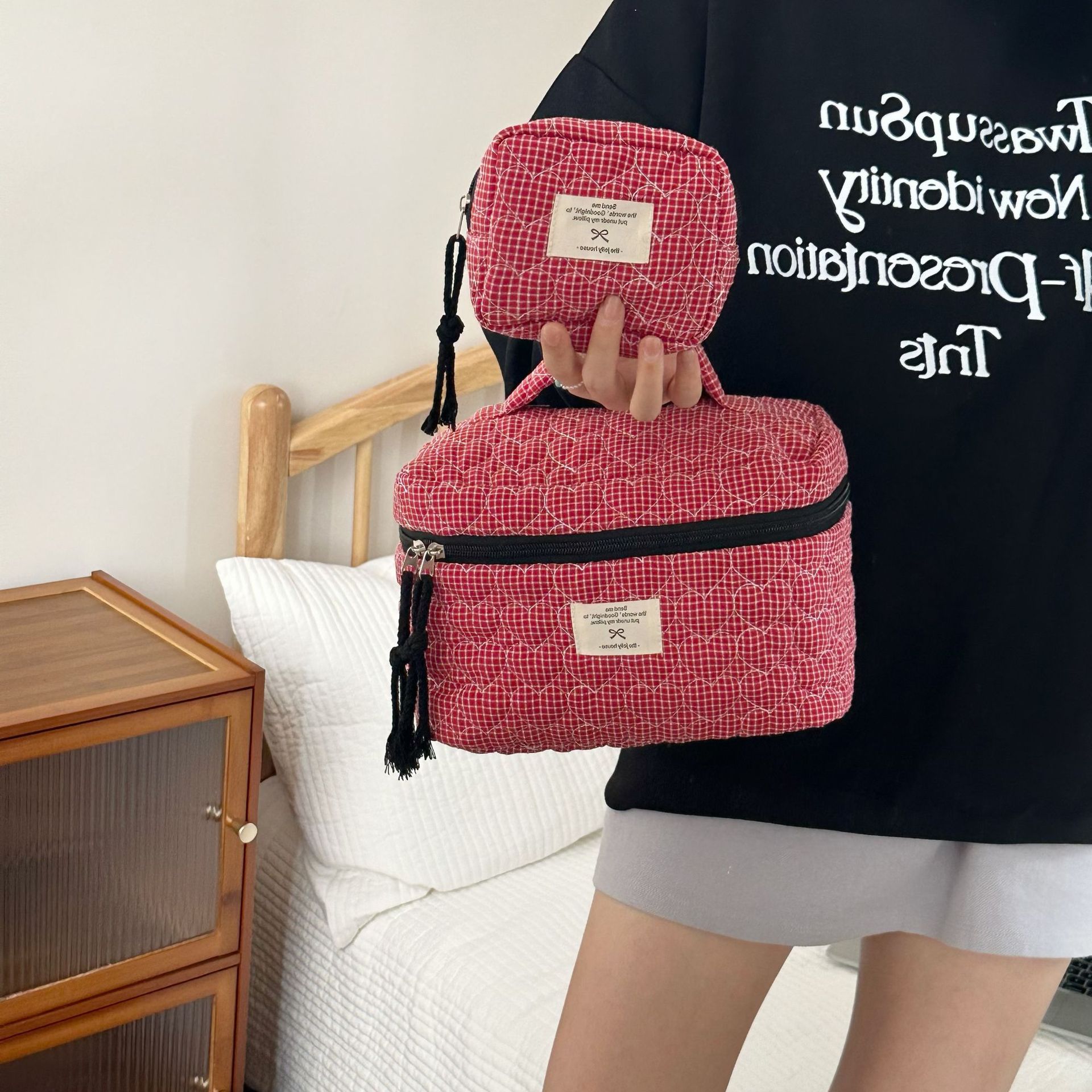 Red Heart-shaped quilted makeup Bag for Women 2025 New Portable large-capacity travel cosmetics and toiletry bag storage bag Application Scenario
