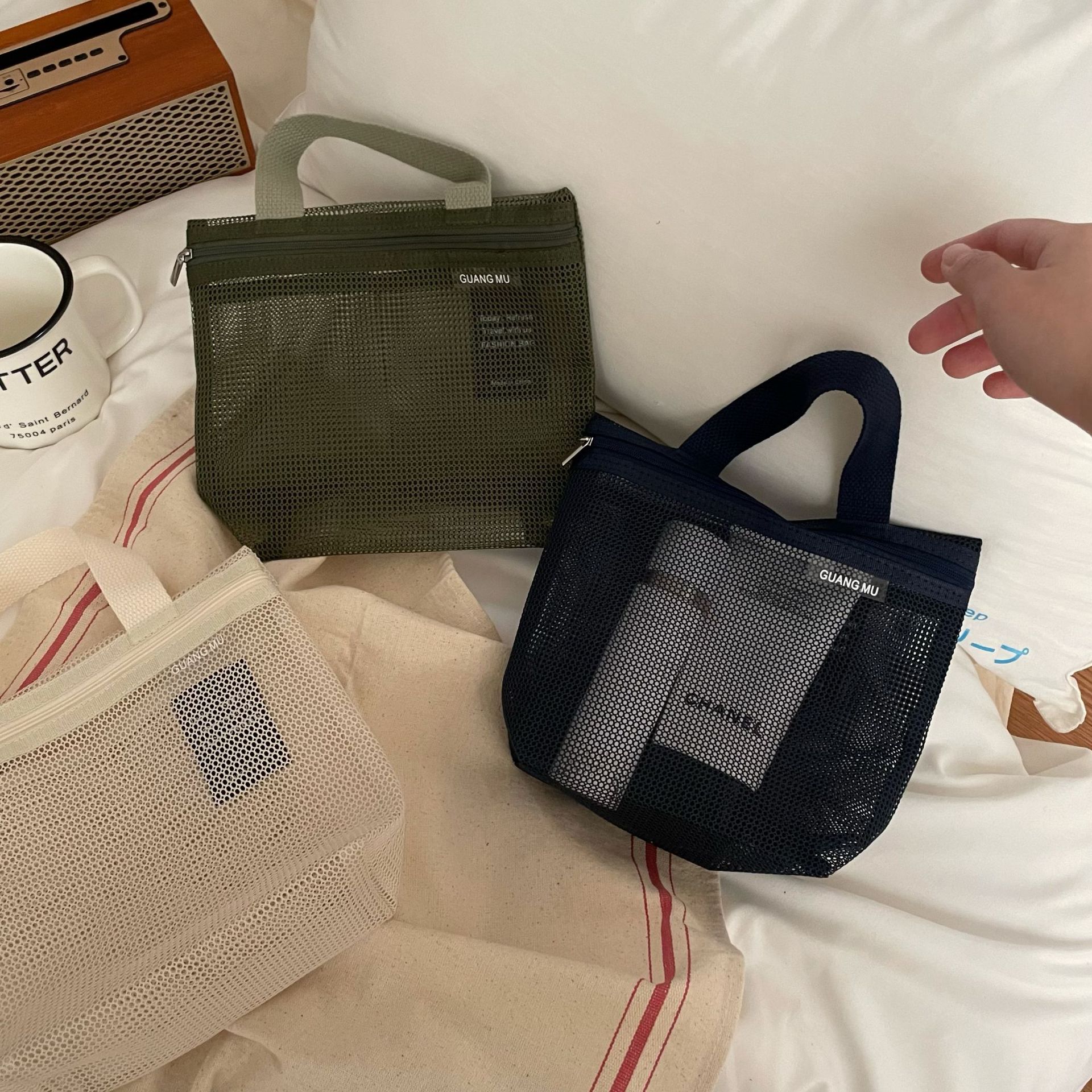 ins minimalist toiletry bag, mesh hand-held makeup bag, women's bathing, fitness and travel portable breathable and water-draining storage bag Specification drawing
