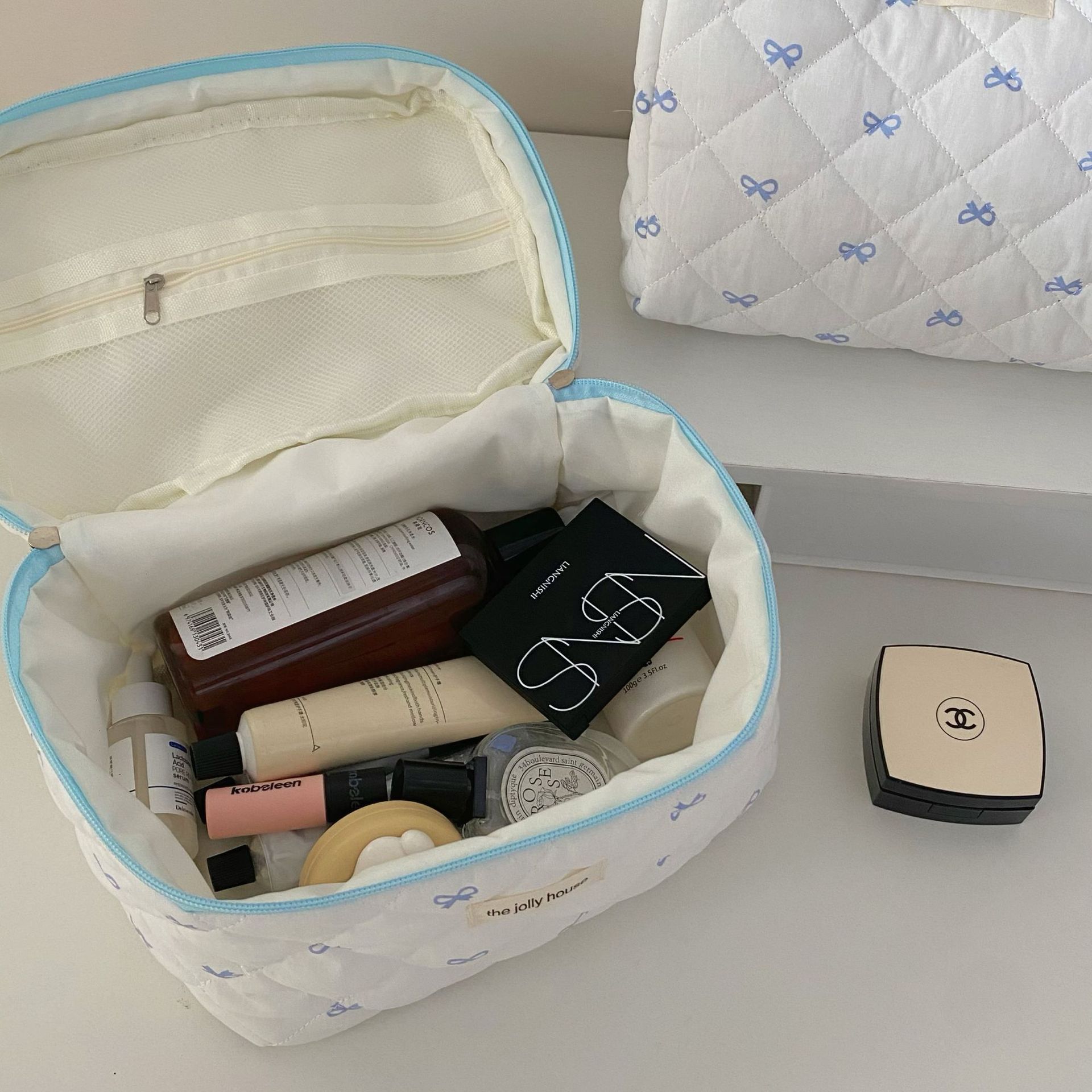 Fresh and clean bow makeup bag, large-capacity female student portable cosmetics hand-held storage bag, travel toiletries bag Application Scenario