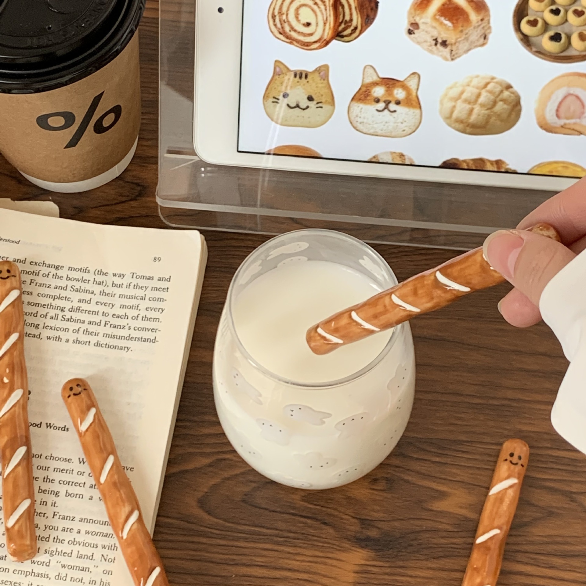 Ins-style creative baguette stirrer ~ Cute bread-shaped, high-appearance-level ceramic coffee, fruit and vegetable drink stirrer Application Scenario