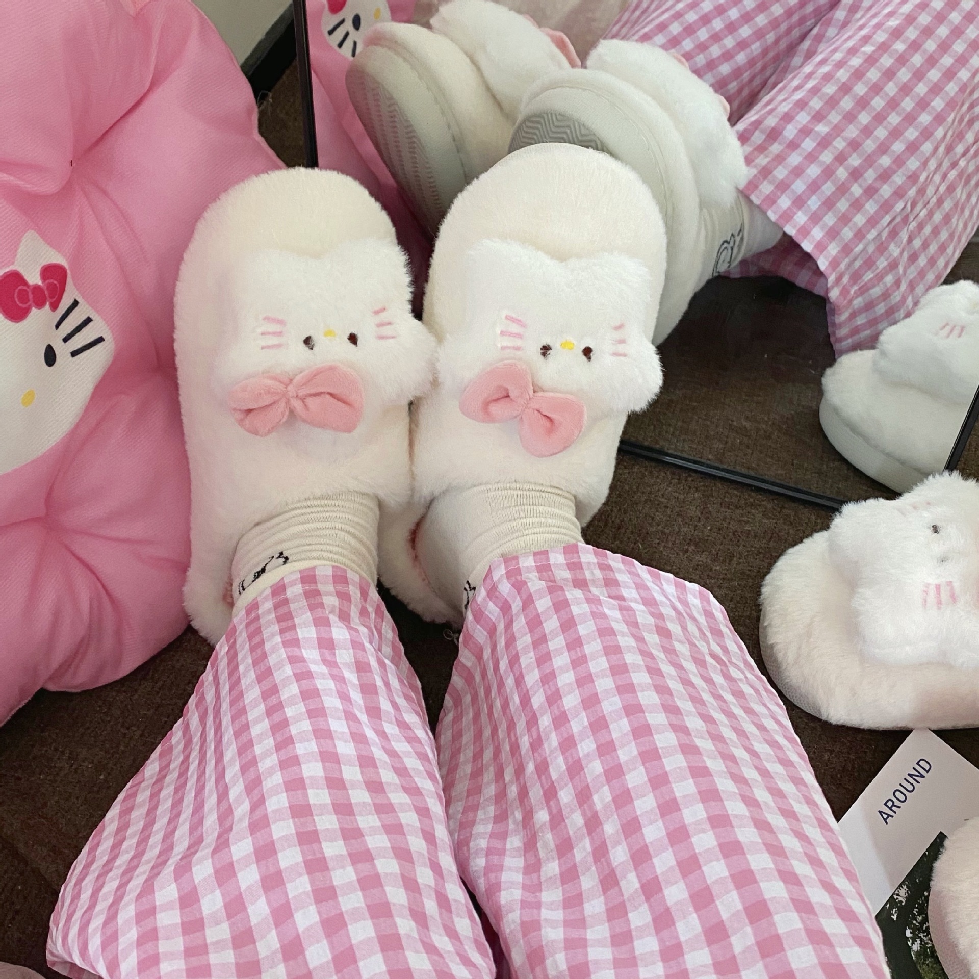 Five-pointed star cat slippers, original design, warm and comfortable in winter, home flat toe slippers, bathroom anti-slip for women Application Scenario