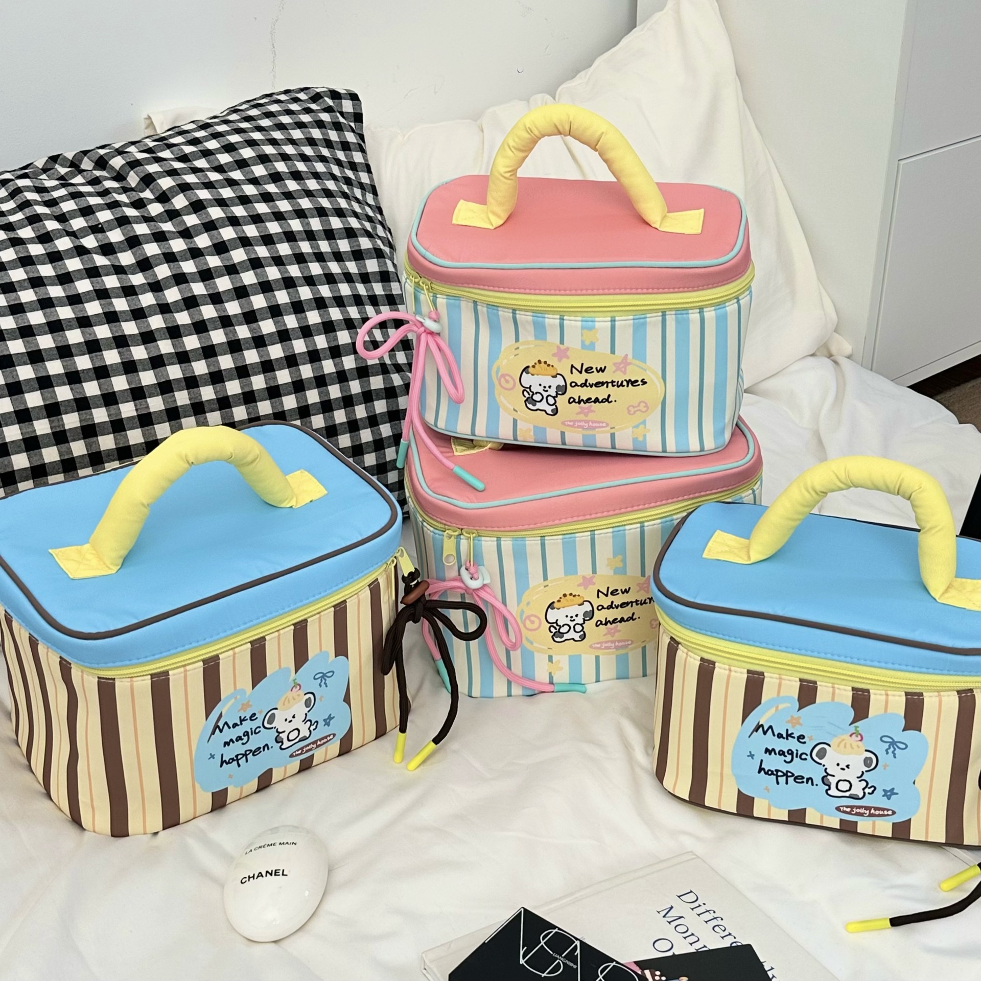 Original striped puppy makeup bag, women's large-capacity hand-held storage bag, portable travel skincare products and toiletries storage bag full figure