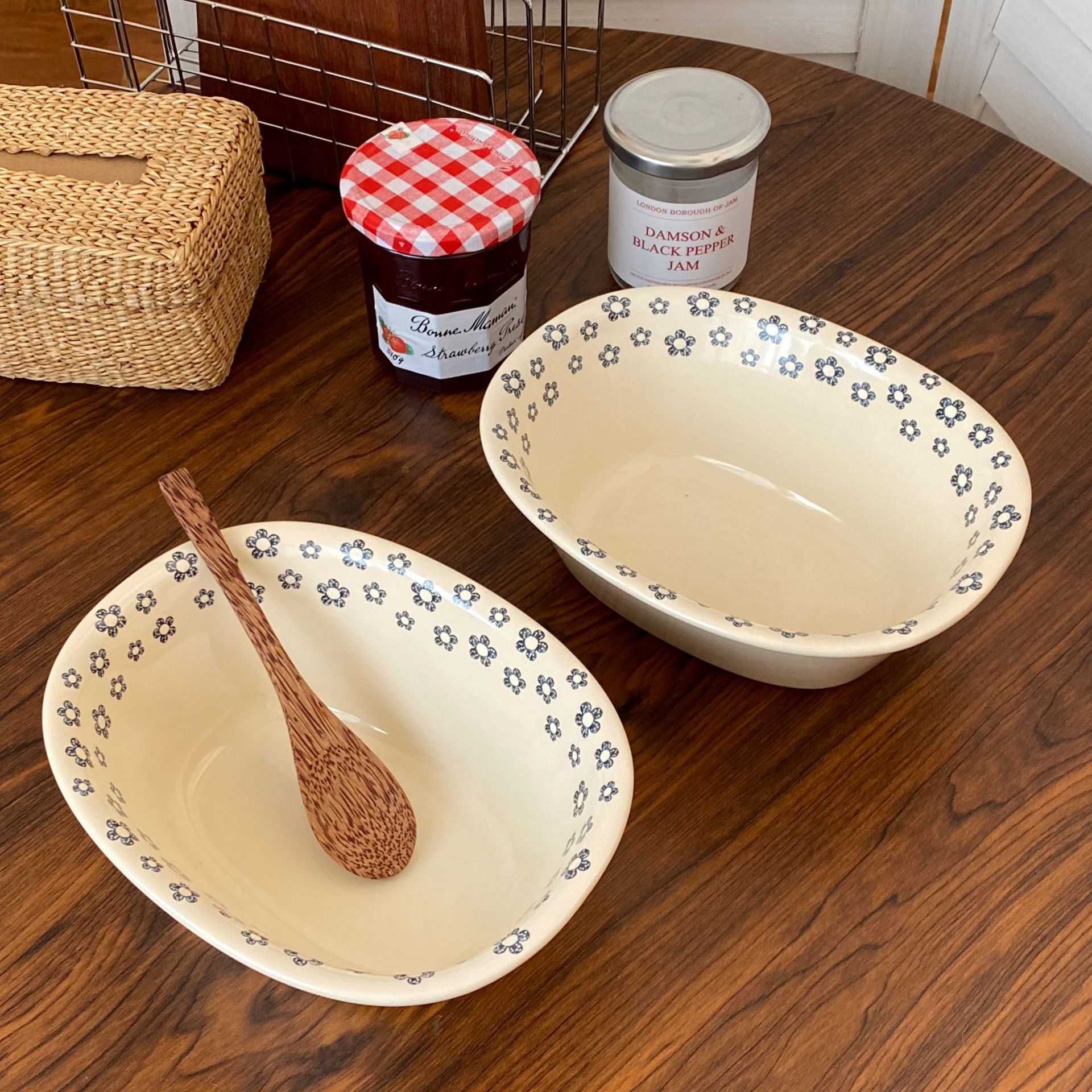 High-quality appearance ceramic bowls, retro small blue flower oval deep bowls, salad bowls, fruit bowls, household tableware, soup bowls, instant noodle bowls full figure