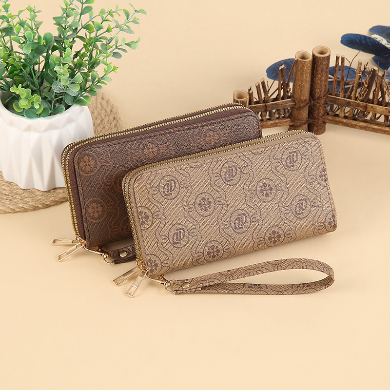 Wholesale of new niche European and American trend printed double-zipper long large-capacity multi-functional wallet clutch bags Application Scenario