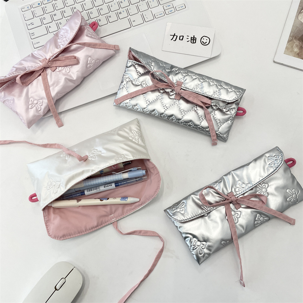 5462 Quilted bow flap pen case, coin purse, portable storage bag for women, multi-functional student stationery box Application Scenario