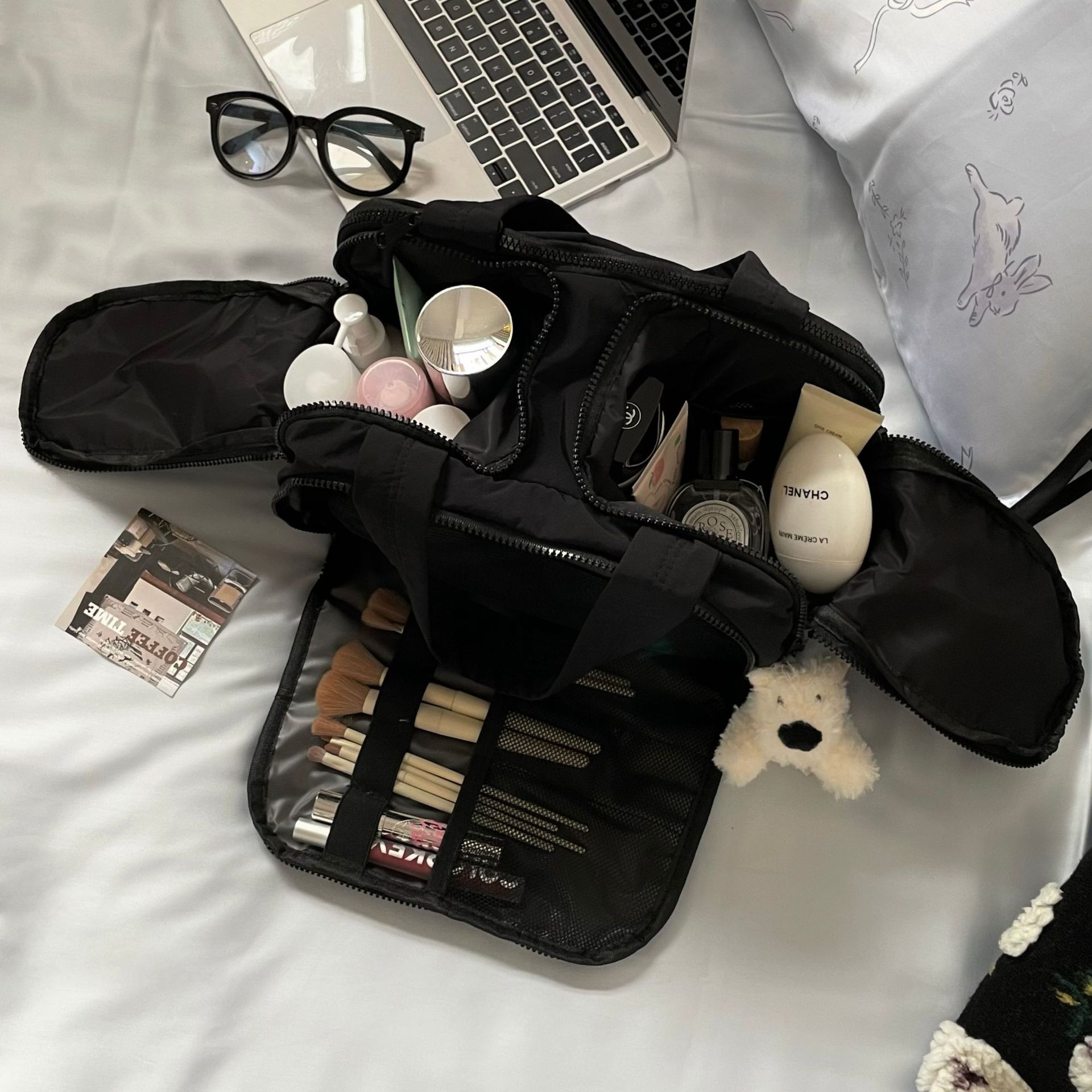 Makeup bag, multi-functional, large-capacity portable travel handbag, makeup and skin care products, zoned storage, toiletry bag full figure