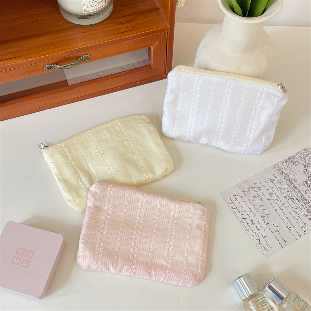 55152 New diamond-shaped vertical pattern makeup bag, large-capacity skin care product storage bag, travel coin purse, and miscellaneous storage Application Scenario