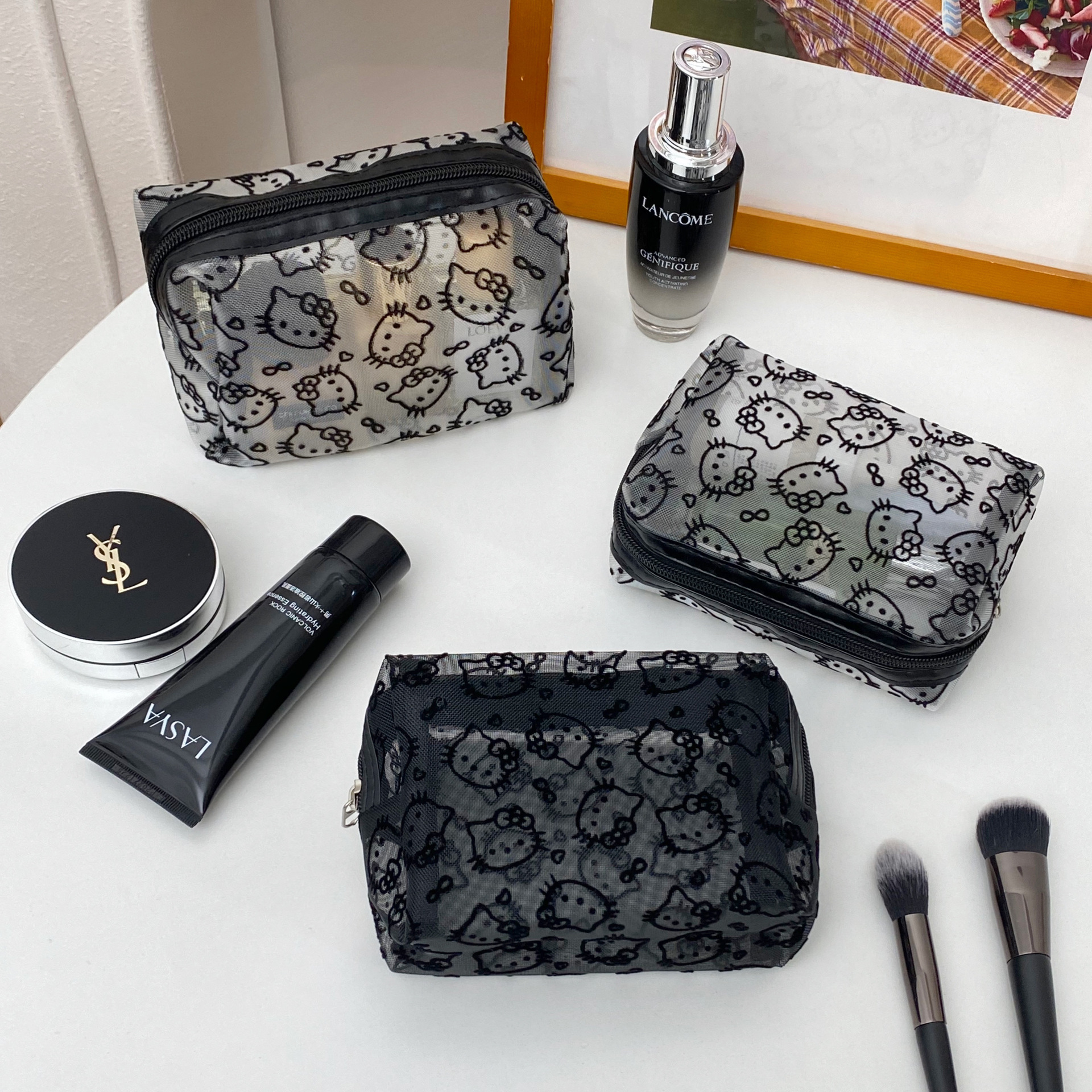 Cute black mesh cat storage bag, makeup bag, portable large-capacity storage bag for women, hand-held touch-up bag, dirt-resistant Application Scenario
