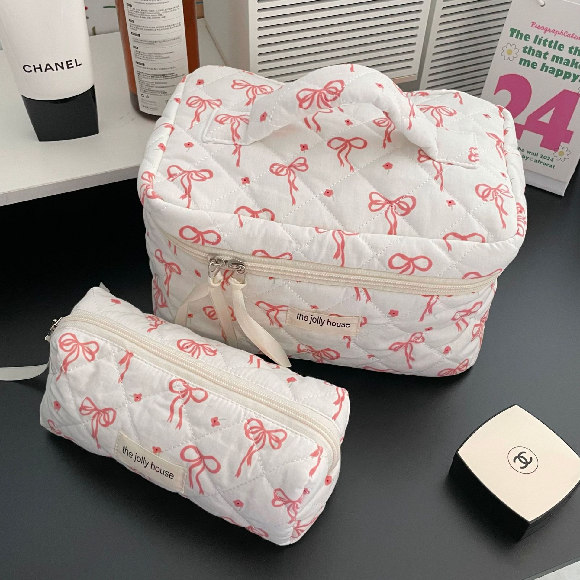 Cross-border flower-shaped bow makeup bag, a sweet Korean version for girls, a portable large-capacity quilted hand-held toiletry bag details Picture
