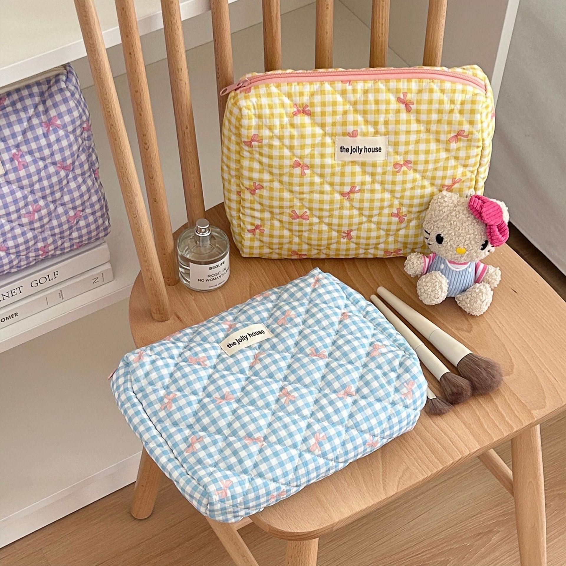 ins high appearance level makeup bag, large capacity checkered bow, portable travel skincare storage bag, toiletry bag Application Scenario