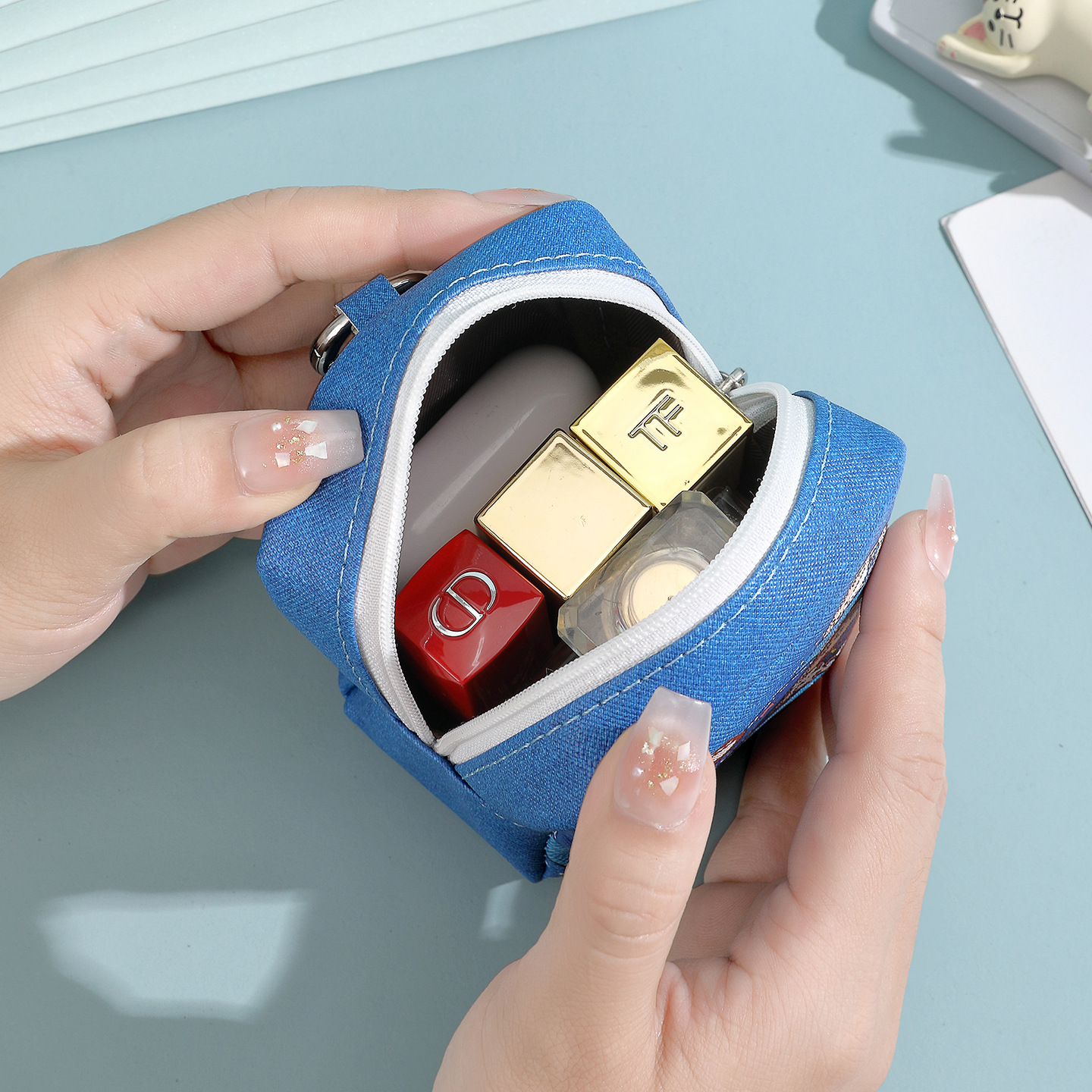 Korean version of ins girl heart waterproof leather coin purse, student portable mini key case, cartoon cute coin case Application Scenario