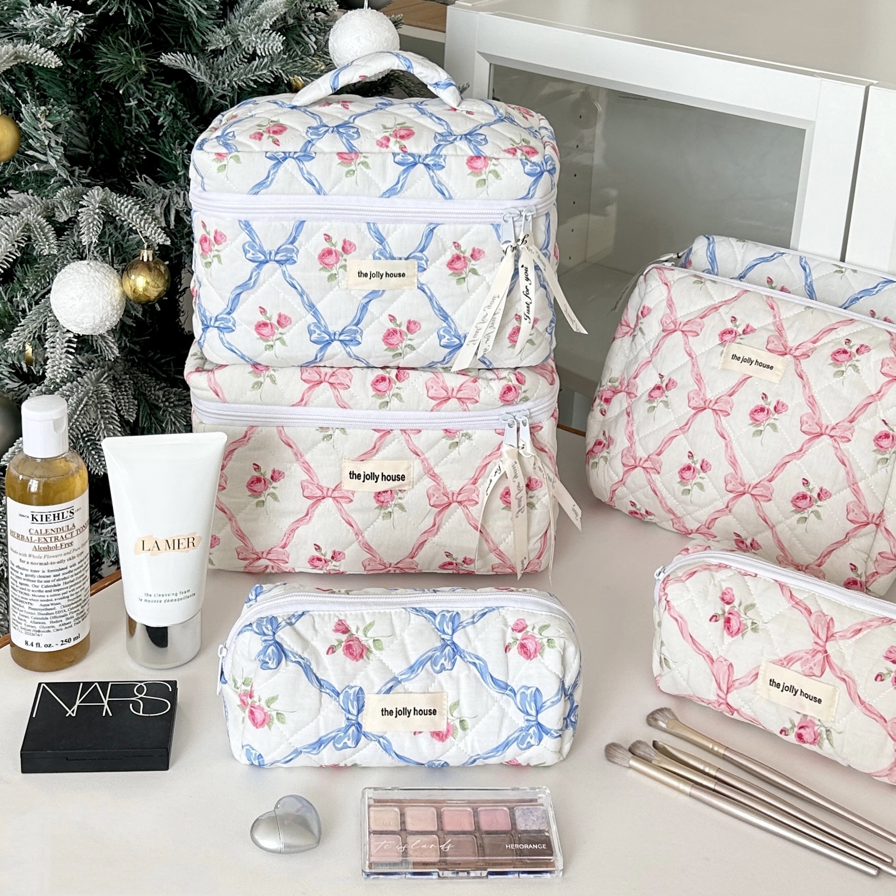 Bow flower makeup bag, women's large-capacity toiletry bag, quilted storage bag, portable skin care product storage bag for going out Application Scenario