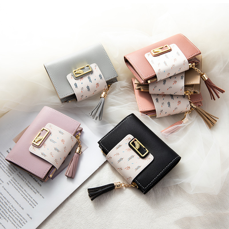 The wallet is simple, Instagram, cute, Japanese-style, and girlish. It's versatile, small, elegant, and ultra-thin. It's a one-piece wallet for girls full figure