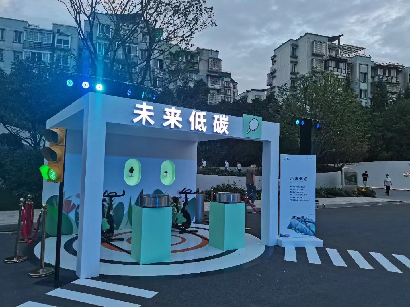 Foot interaction, warm-up, power generation celebration, rental, prop competition, multi-person power generation, white bicycle details Picture