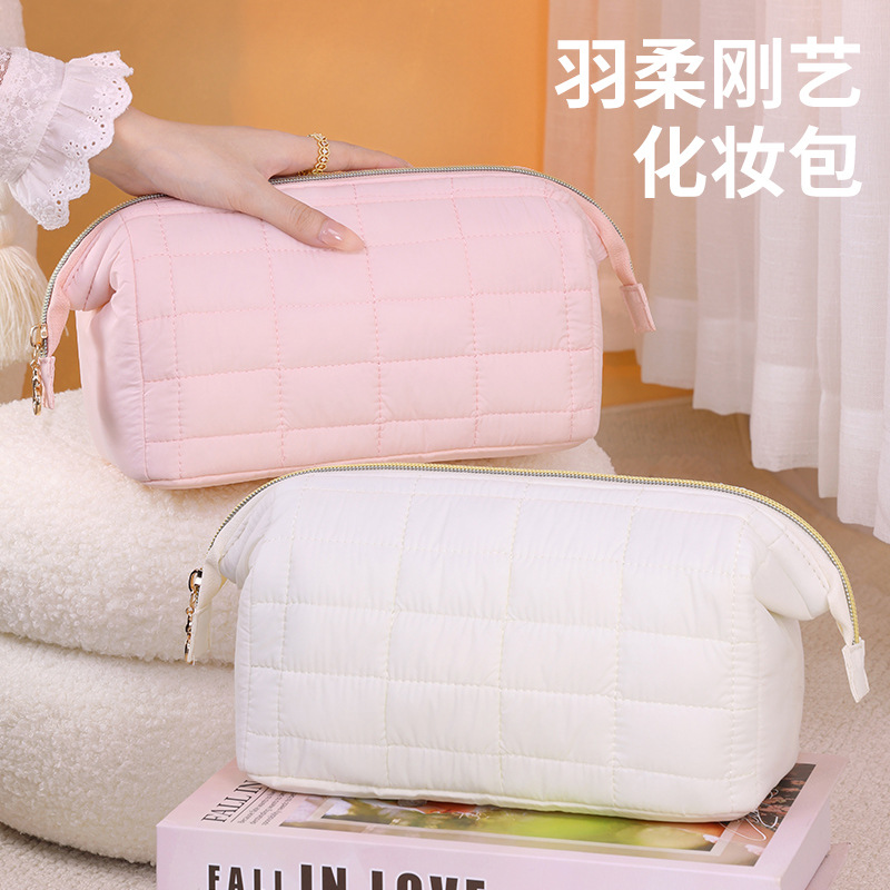The new cross-border "Yurou Gangyi" makeup bag is portable, high-end and has a large capacity for cosmetics storage full figure