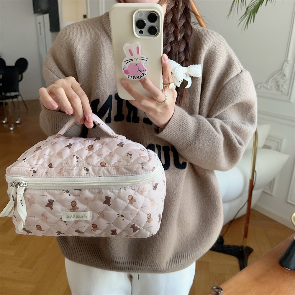311103 Cute Cartoon Bear Makeup Bag for Women, portable large-capacity cosmetics storage, travel hand-held toiletry bag Application Scenario