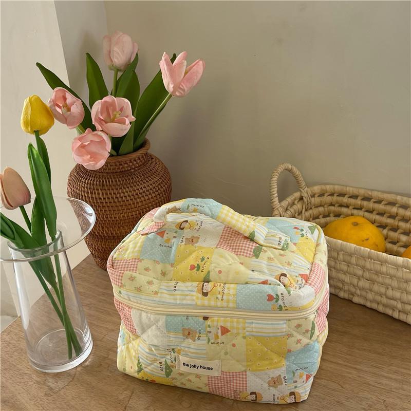 2023 Fresh and cute cotton makeup bag, niche portable toiletry and storage bag, Round Point Instagram cute box bag Item Picture