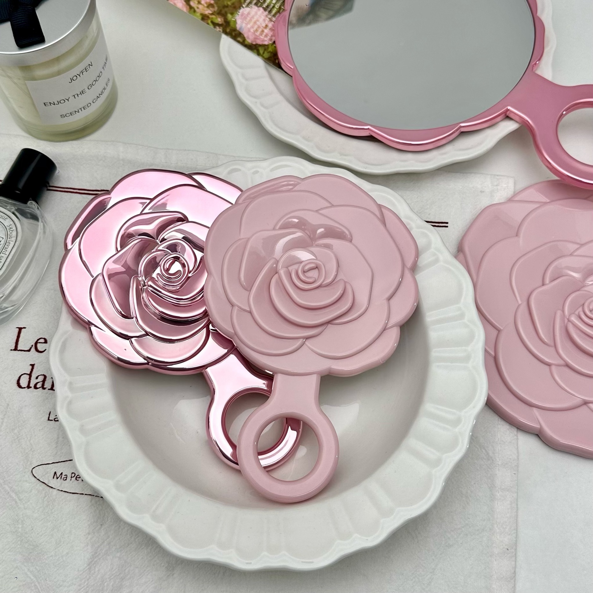 "ins Cute rose-flowered hand-held mirror, student dormitory portable touch-up mirror, makeup mirror, beauty mirror. details Picture