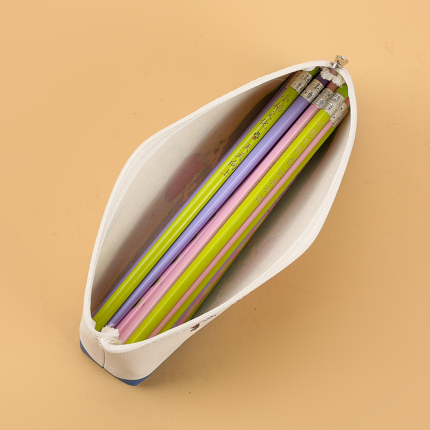 Cartoon animal pencil case, a simple Korean girl's Internet celebrity, fresh and multi-functional, large-capacity cute pencil case Application Scenario