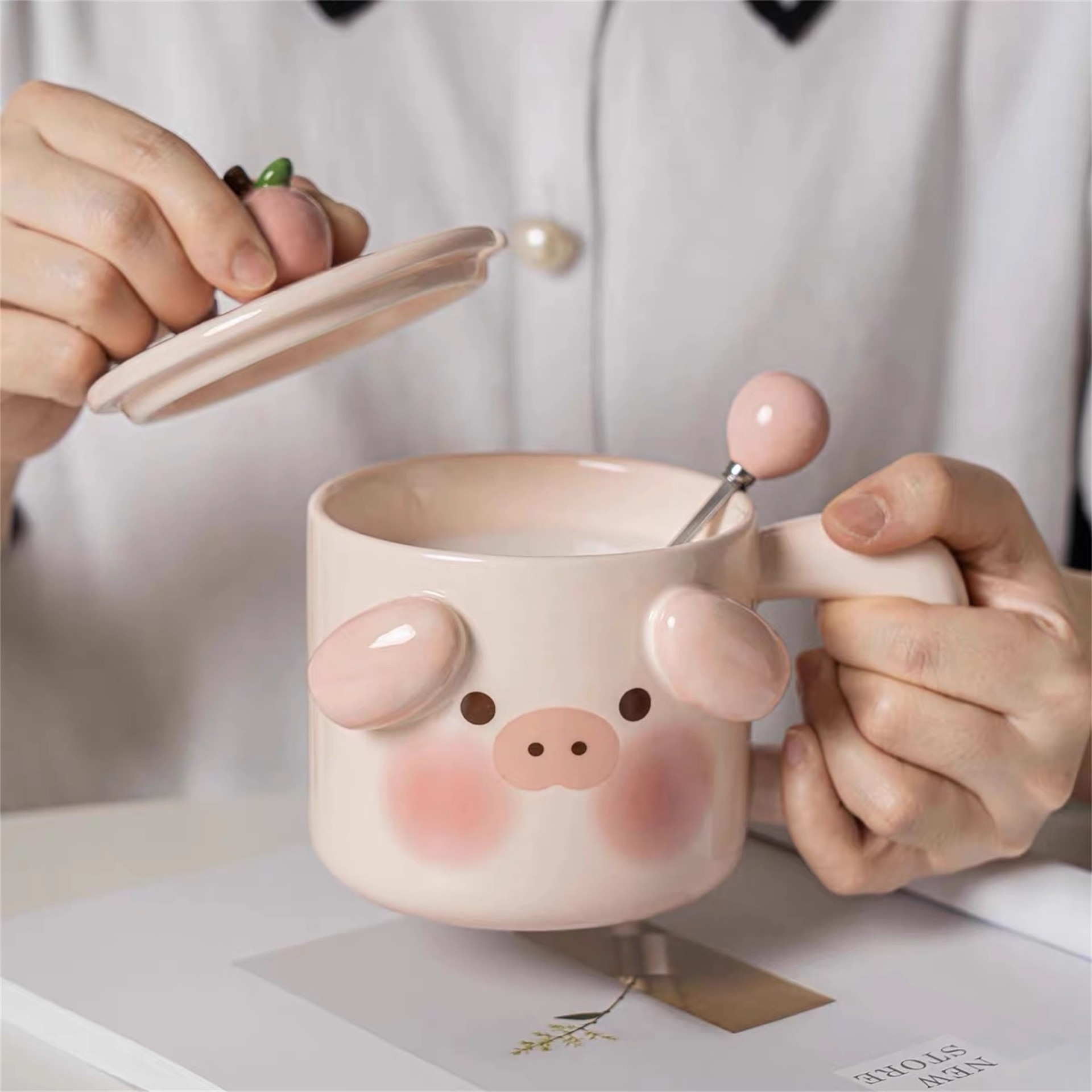 Cute little pig mugs with LIDS, ladles, birthday gifts for girls, ceramic cups, office home, couple coffee water cups Specification drawing