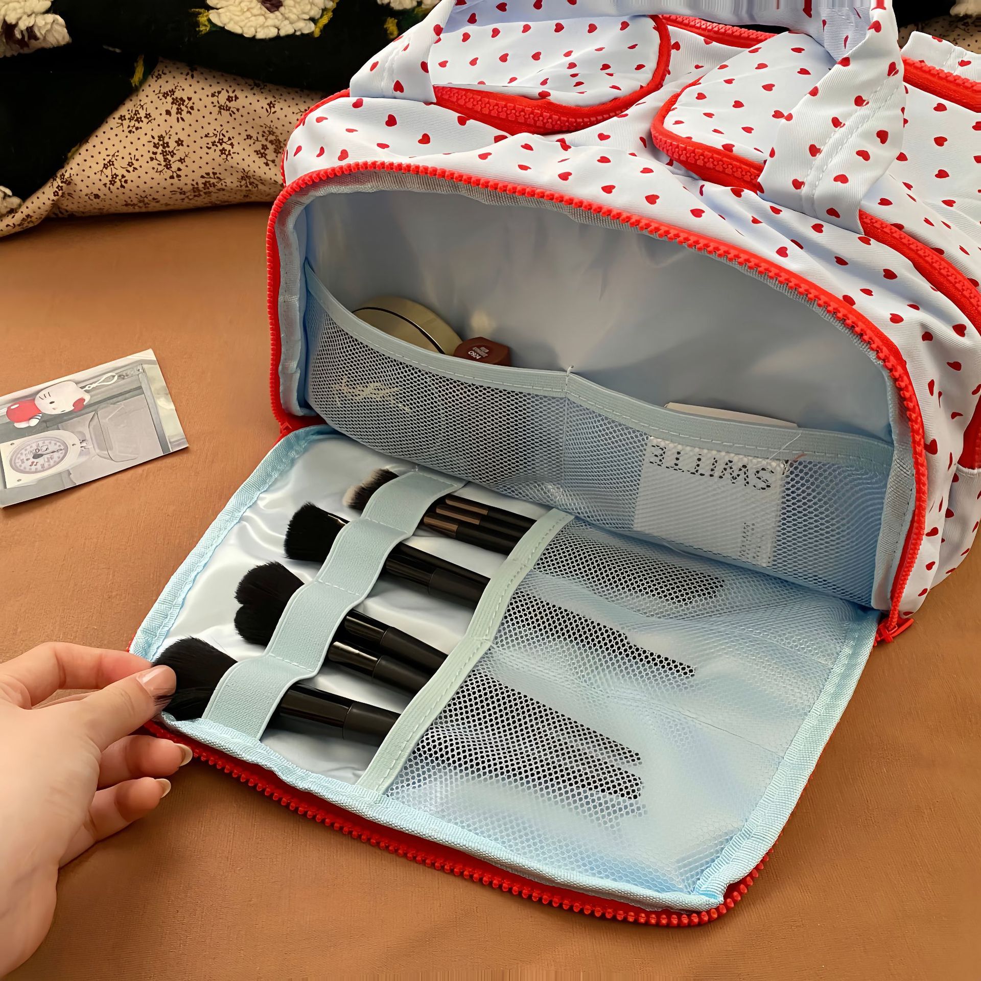 The new blue heart-shaped storage bag is a must-have travel storage bag with a large capacity and portable compartments. It is specially designed for travel Application Scenario