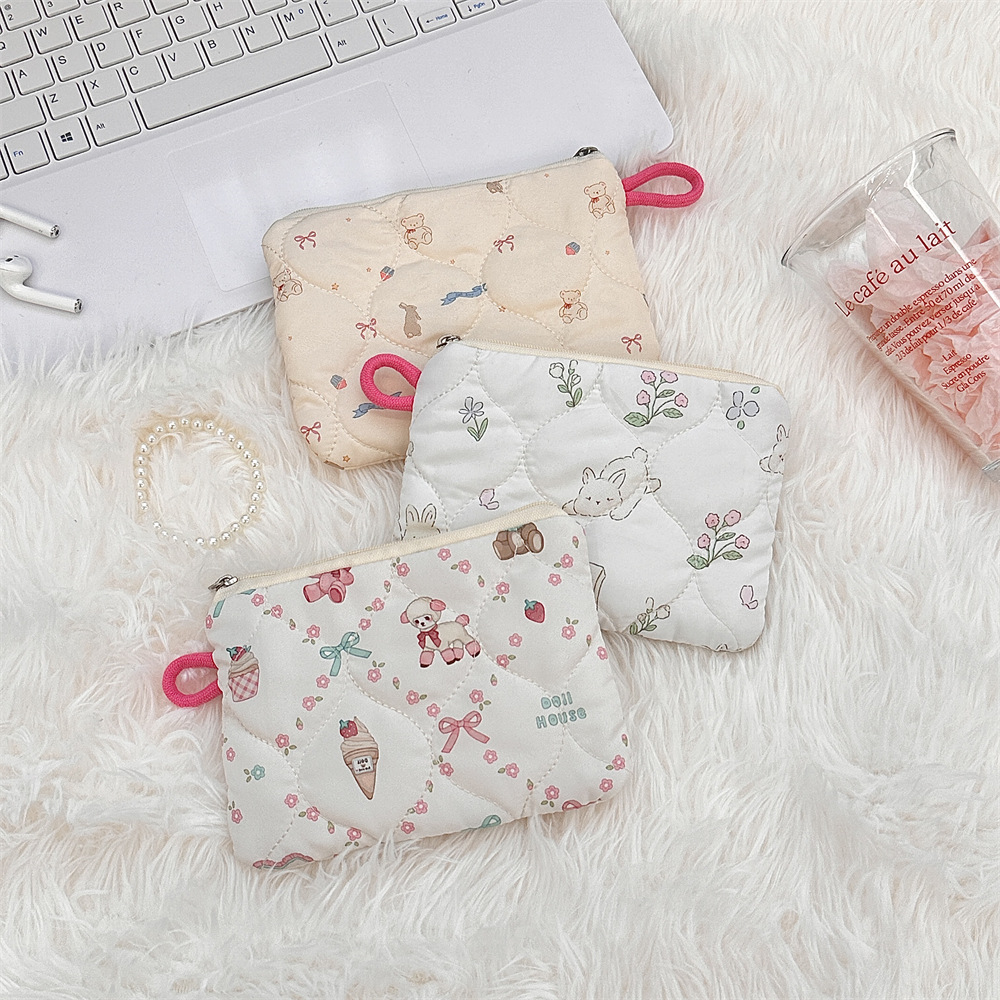 411162 [Copyright Class] Cartoon Quilted Makeup Bag, Small Items, Clutch, Coin Purse, Mini Storage Bag Application Scenario