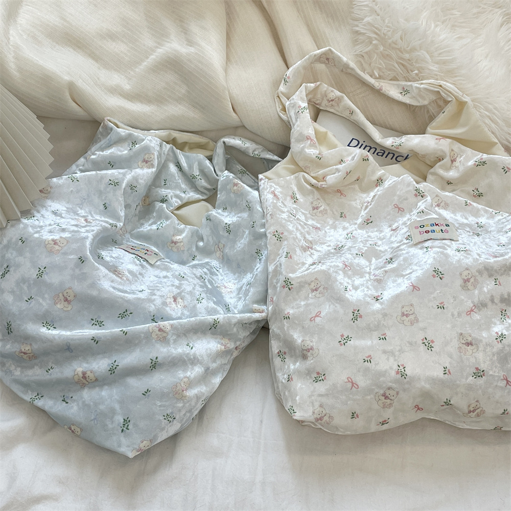 412142 Pearlescent glossy bear print silk single-shoulder bag, women's underarm bag, large capacity tote bag for commuting Application Scenario