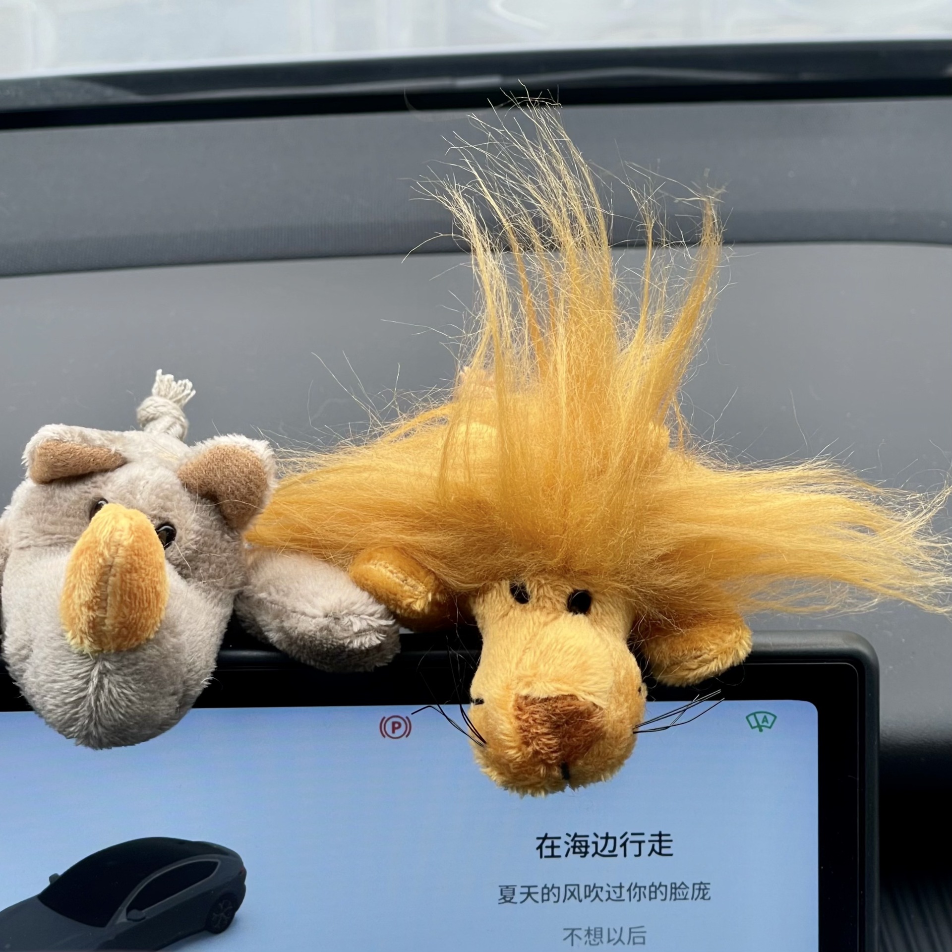 Car screen plush toy, creative animal-shaped decorative item, car cartoon display screen decorative item to play with details Picture