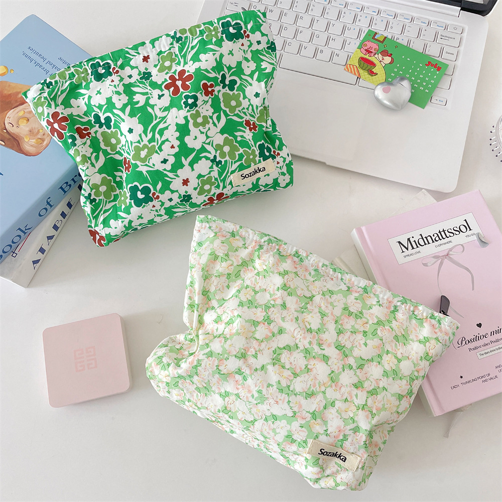33261 Green small floral makeup bag, ladies' clutch, portable storage bag, red air cushion for going out and organizing bag full figure