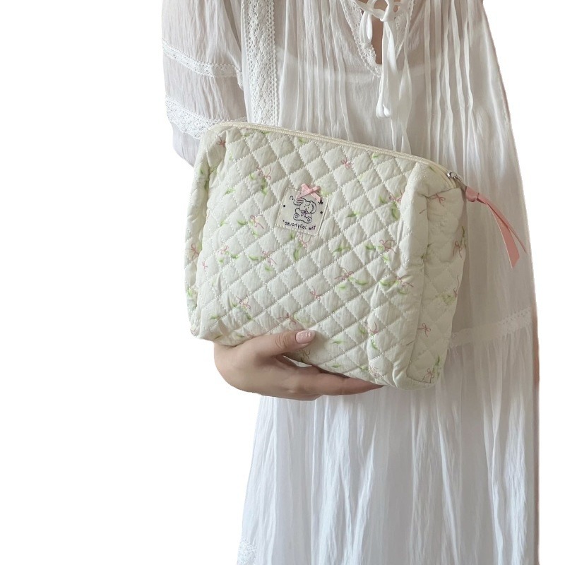 ins Lily of the Valley Makeup Bag, cute large-capacity portable handbag for girls, cosmetics storage bag, travel toiletries bag Item Picture