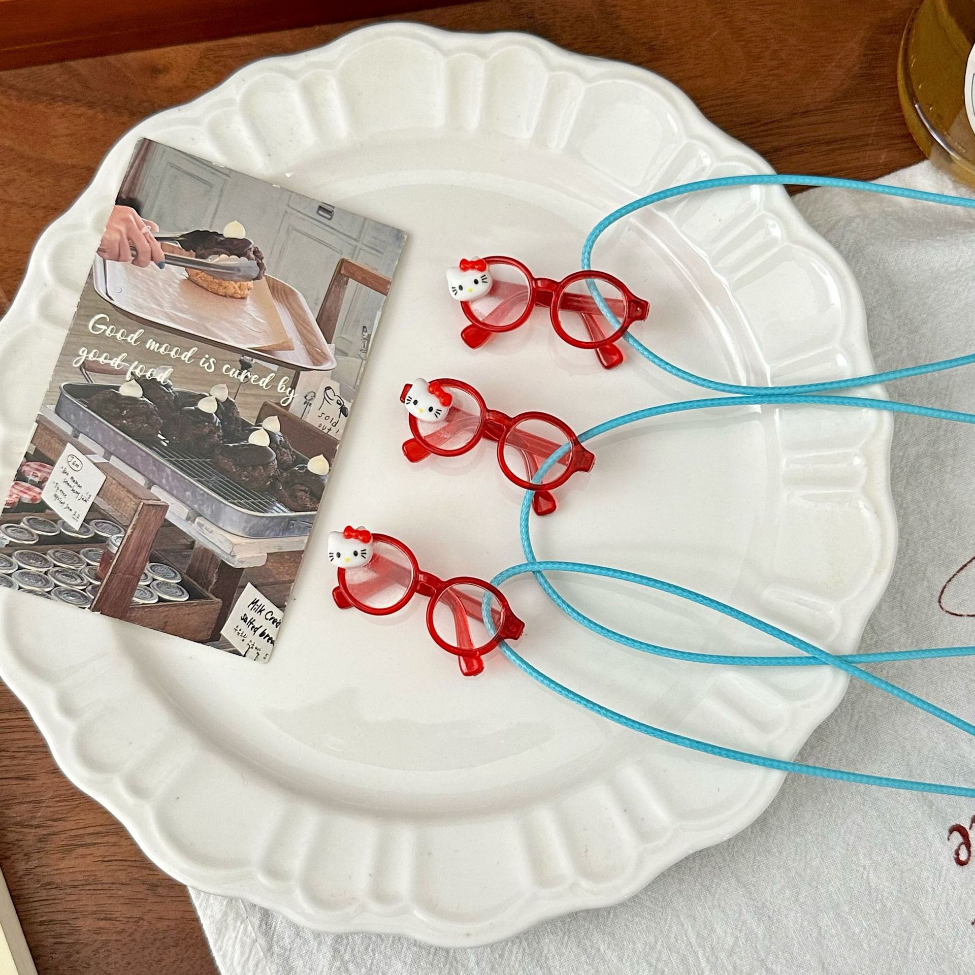 The same style necklace as Xiaohongshu, cute cat, red-framed glasses, pendant, sky-blue rope necklace, a childlike and fun decoration Specification drawing