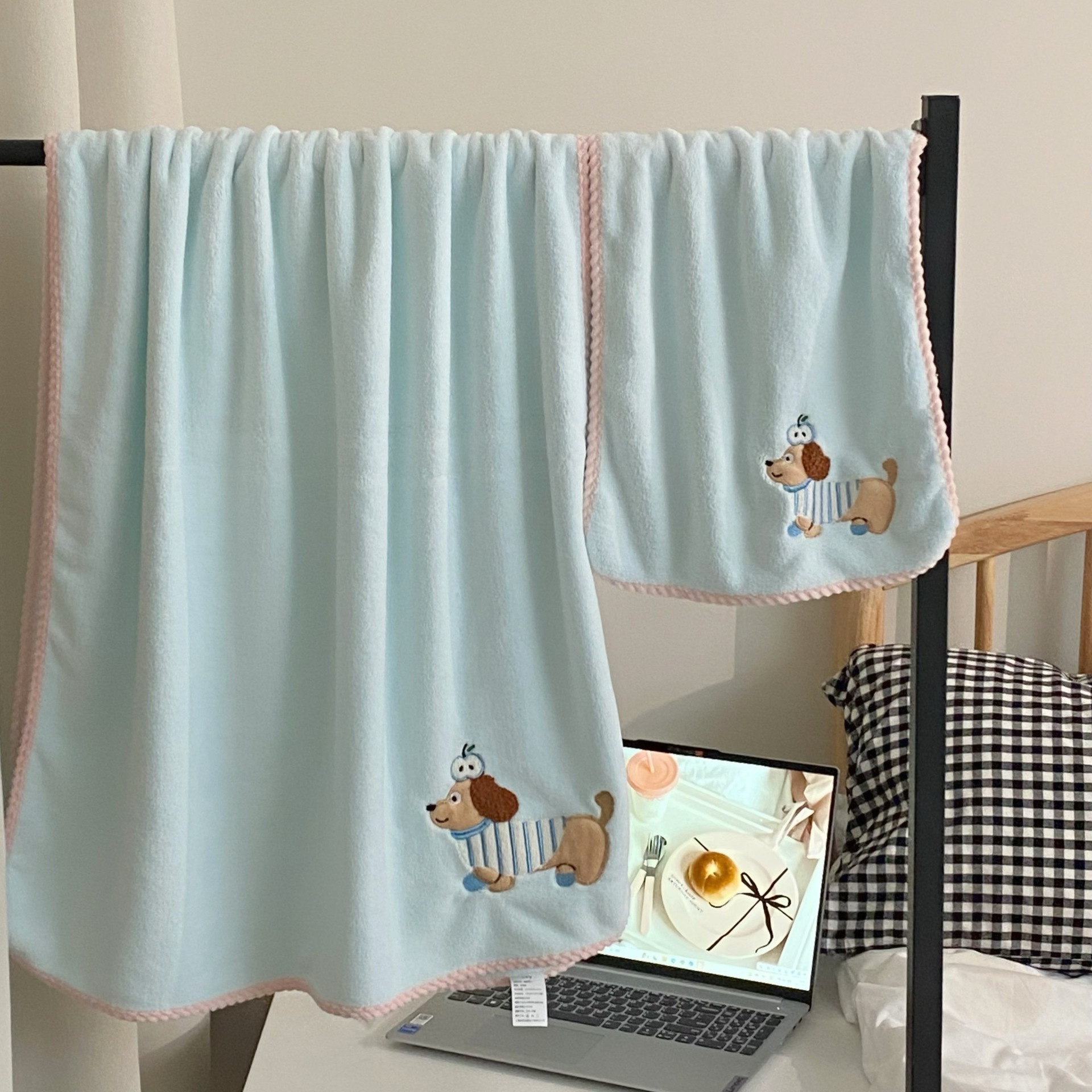 Cute cartoon apple Dachshund household towel and bath towel set for student dormitories. Coral fleece is skin-friendly, absorbent and dries quickly Application Scenario
