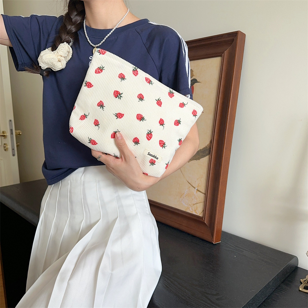 47273 Fashionable corduroy strawberry-printed large-capacity casual single-shoulder bag for commuting and outings Application Scenario