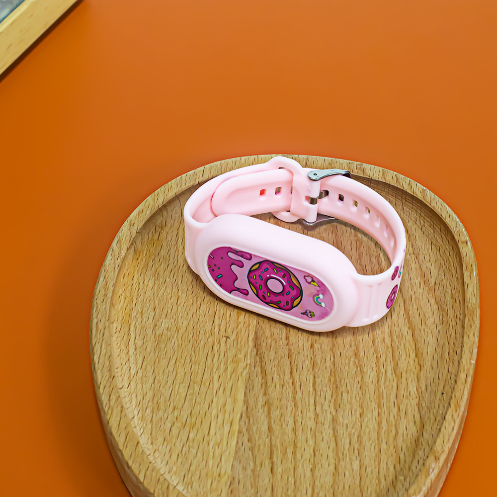 This is a waterproof silicone wristband with a printed cartoon and cute positioning for the Samsung Galaxy SmartTag2 anti-loss device Application Scenario
