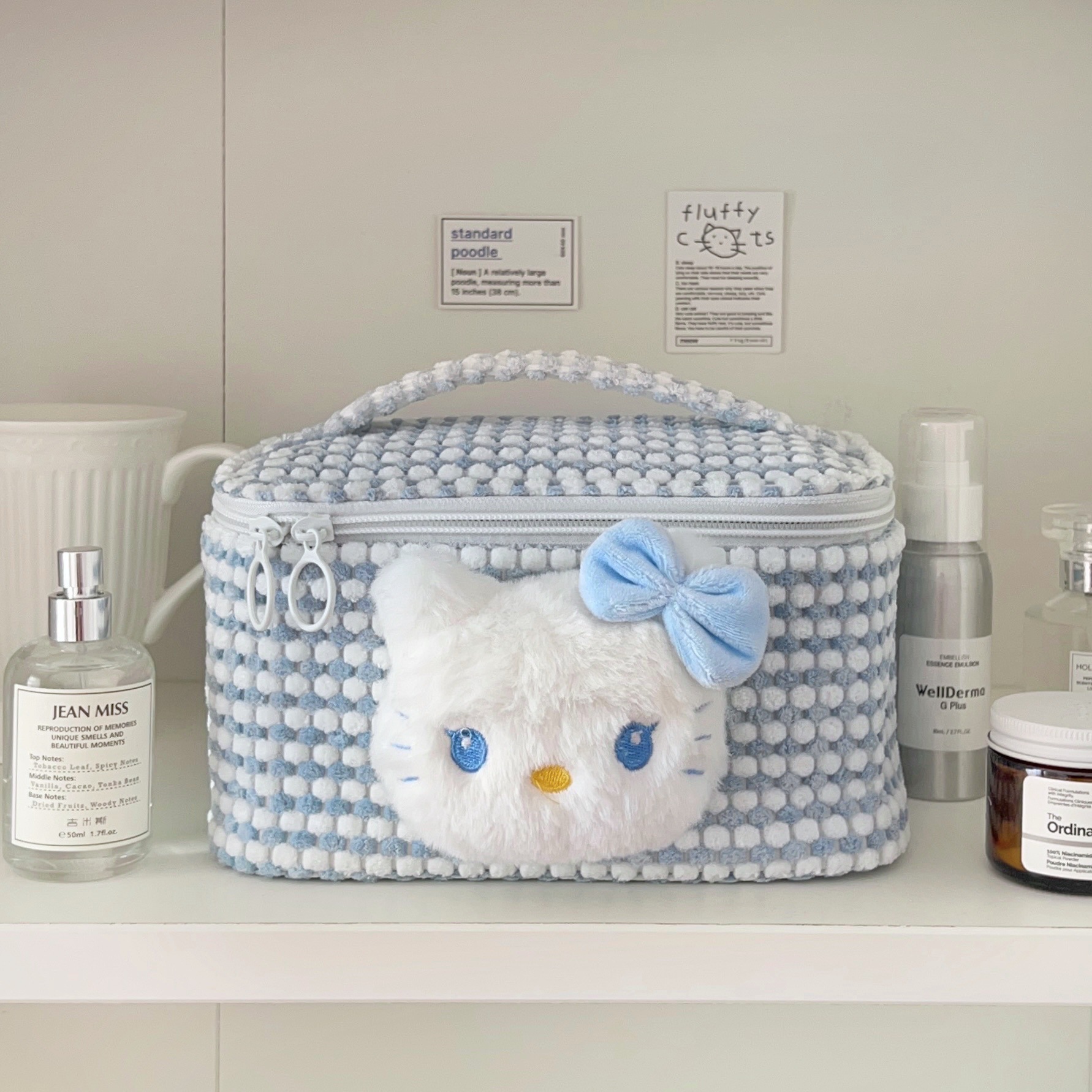 Cute blue cat makeup bag with a cute chanel-style design, portable large-capacity travel toiletries bag, and cosmetics storage bag full figure
