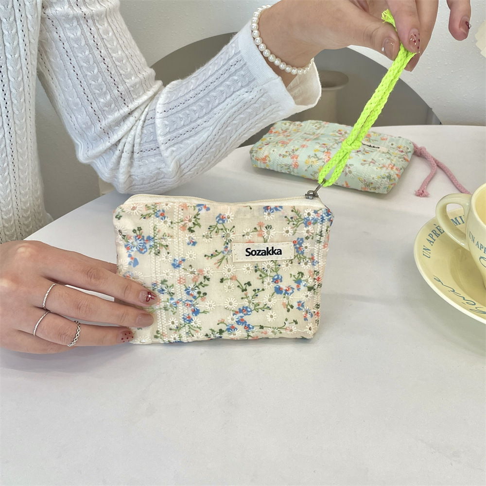 410111 Small makeup bag, fresh and small floral portable touch-up storage bag, clutch bag, zipper lipstick storage Specification drawing