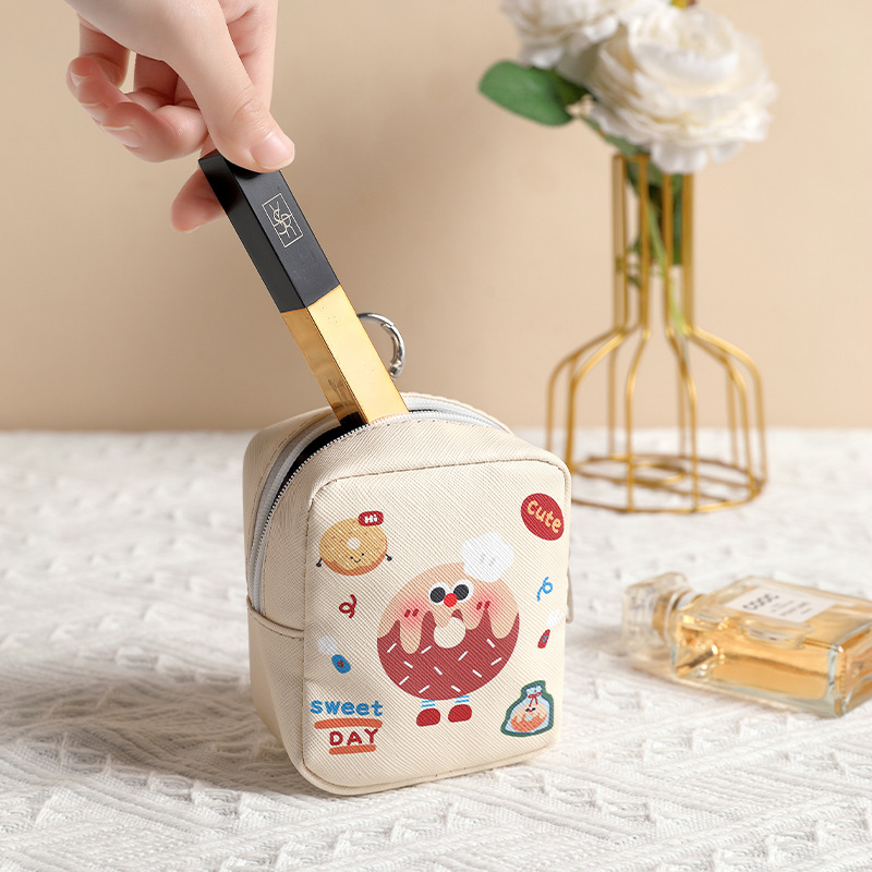 Cartoon KT sanitary napkins, sanitary napkins storage package, postpartum care small bag, compact and portable, cute student and girl cosmetics bag Application Scenario