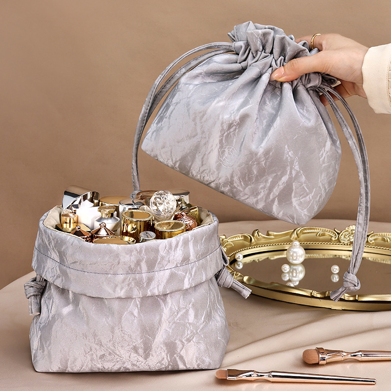 New Chinese-style flowing sand lazy person makeup bag, large capacity, high-end feel, waterproof, hand-held makeup bag, small, portable for women Application Scenario