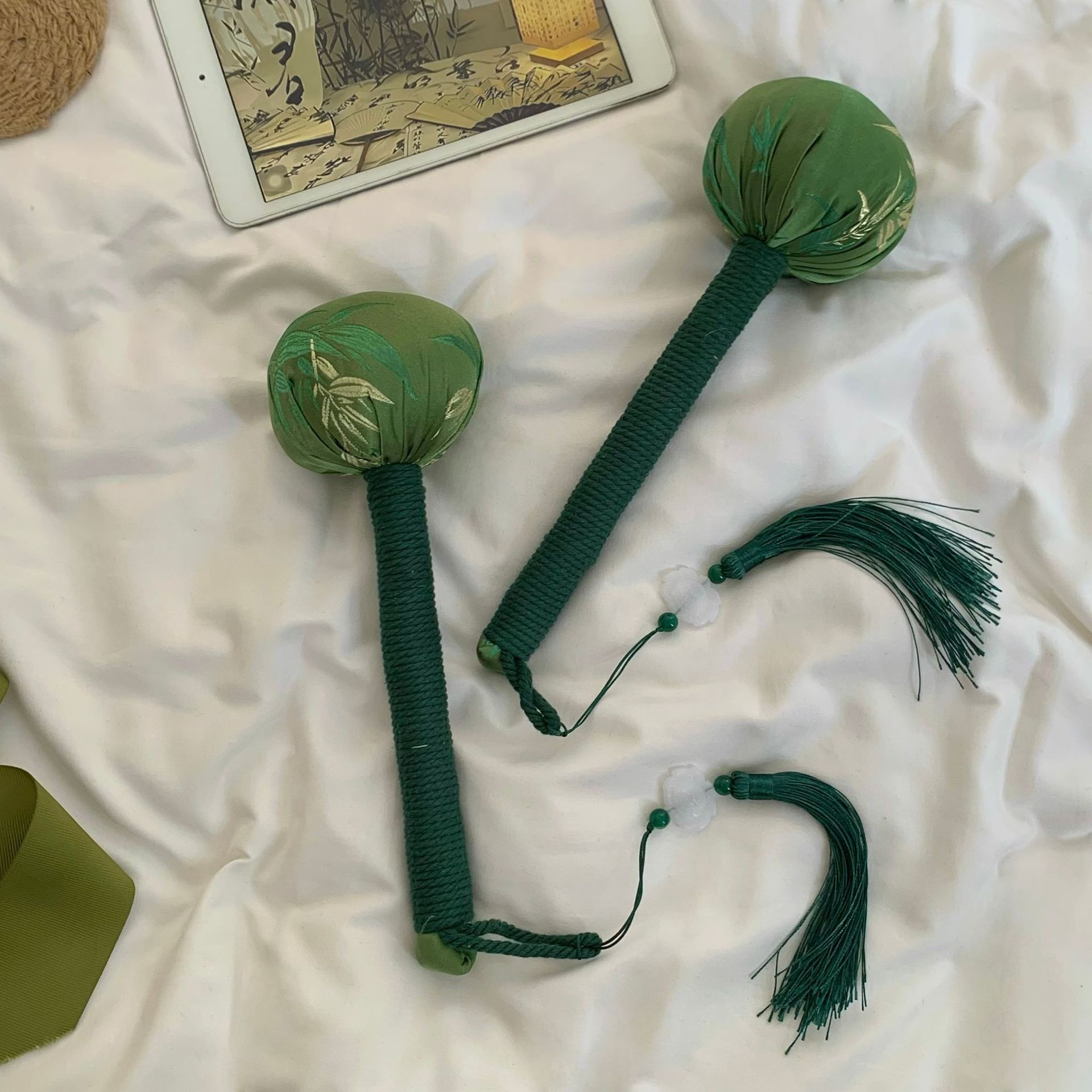 The Chinese-style willow leaf and mugwort hammer is a hand-held moxibustion hammer that massages the shoulders and neck. The tapping stick patts the meridians of the eight deficiencies and taps the cervical vertebrae details Picture