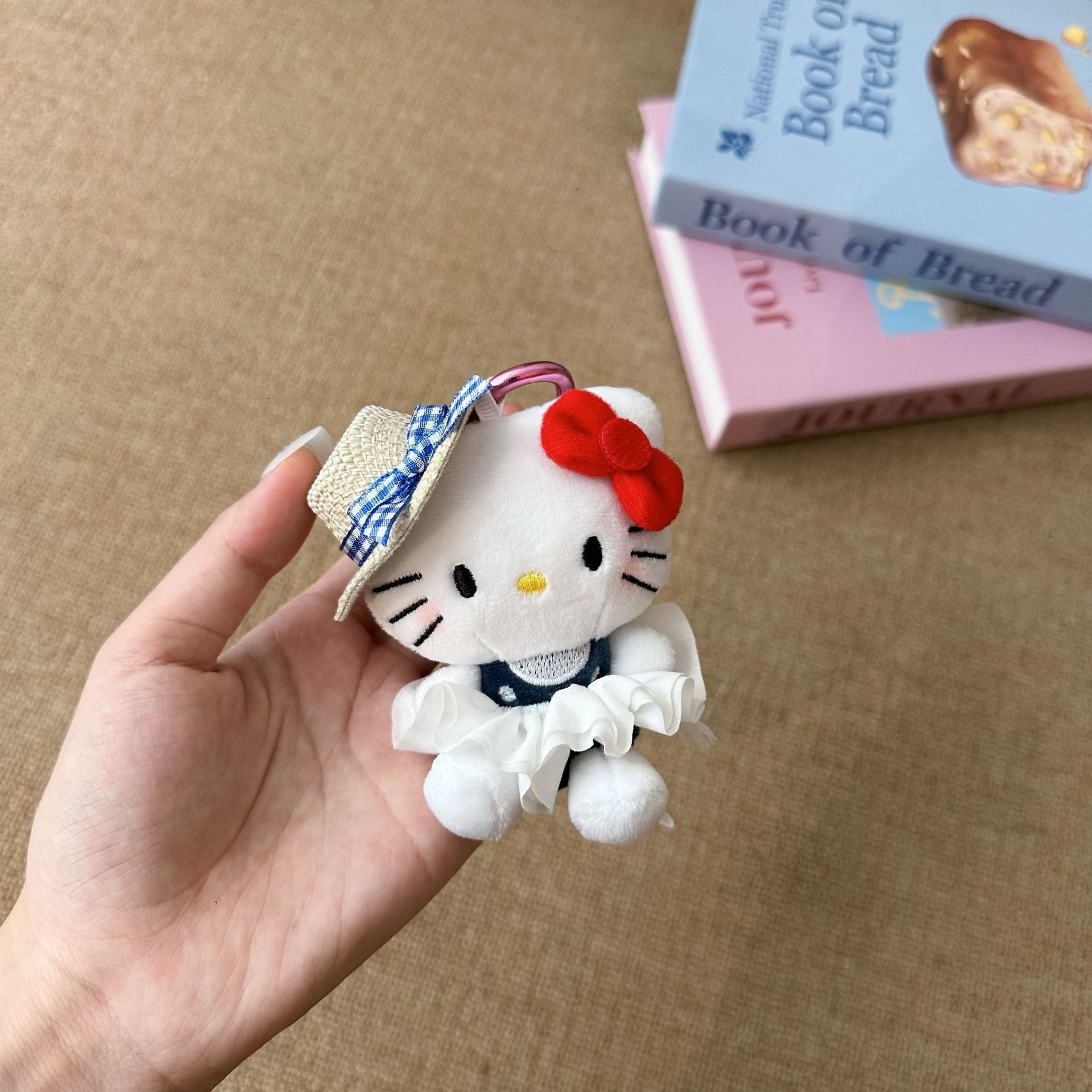 Blue checkered hat, cat pendant, cute straw hat, plush toy, doll decoration, bag pendant, keychain pendant Specification drawing
