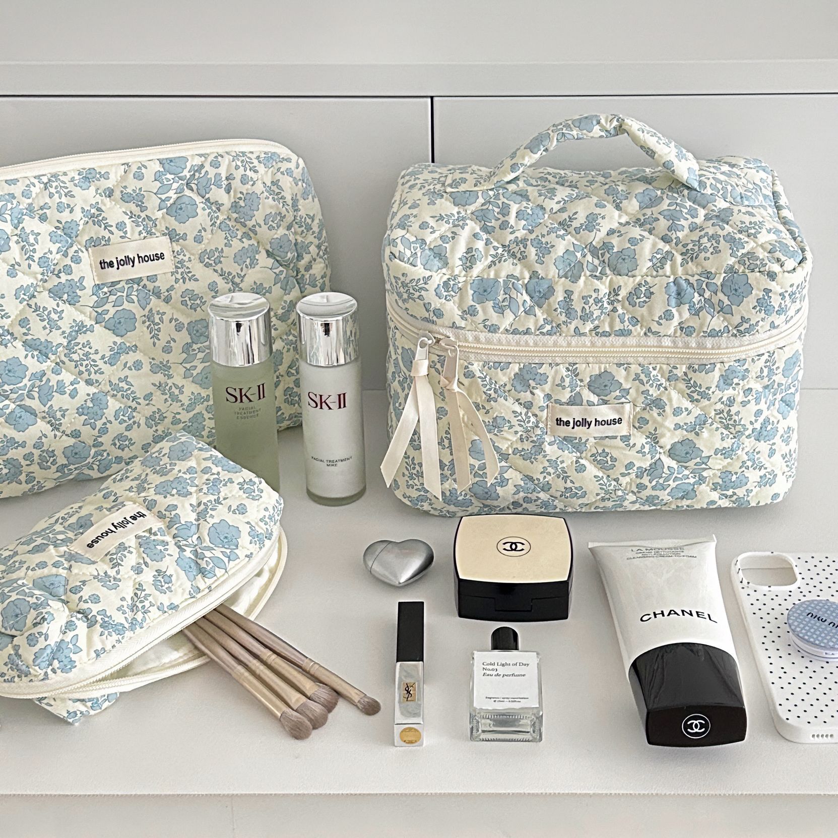 Fresh and delicate floral makeup bag, large-capacity cosmetics storage bag, portable hand-held toiletry bag, makeup bag for girls Specification drawing