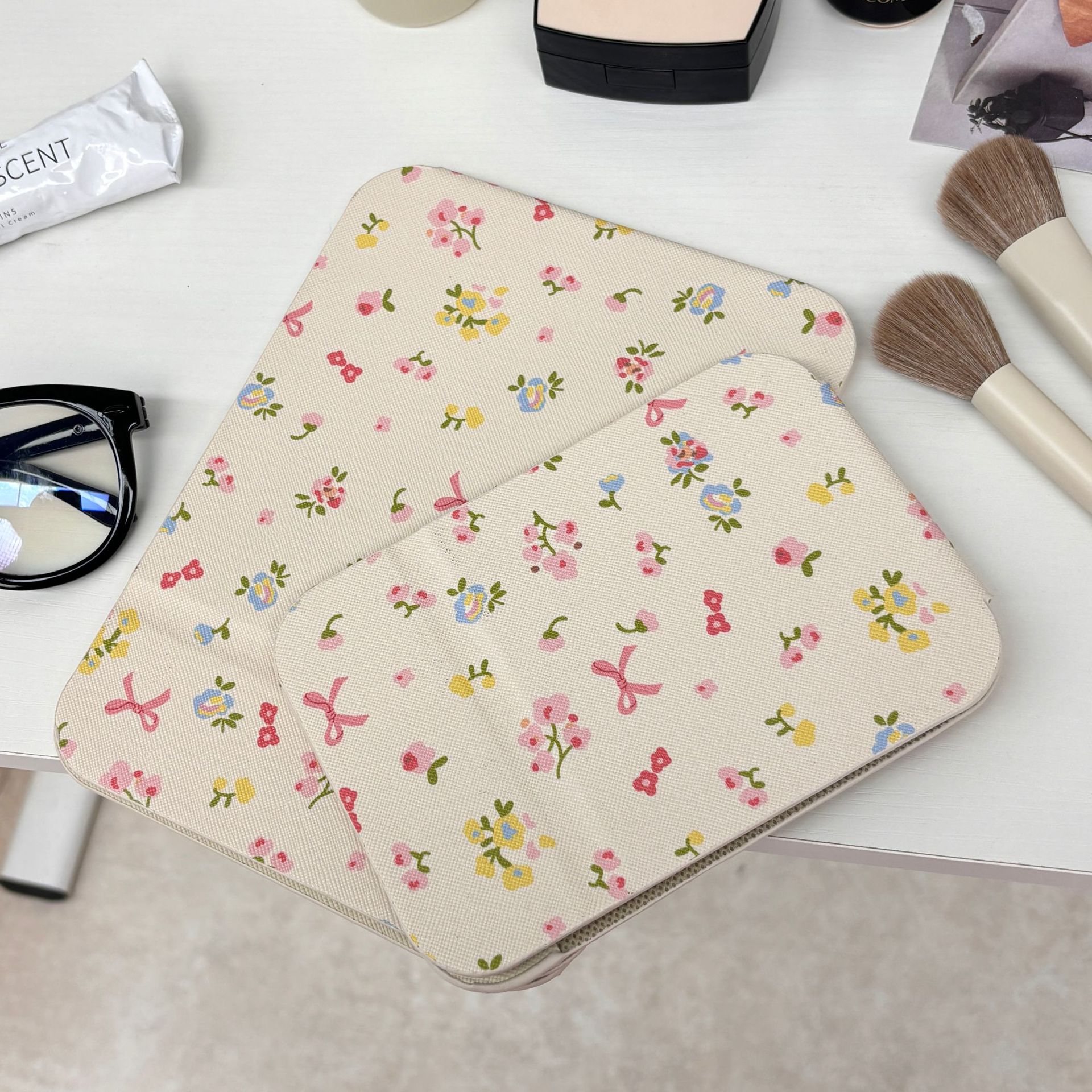 Ins-style cream floral print small mirror, portable folding makeup mirror, student dormitory desktop, table-top standing dressing mirror Item Picture