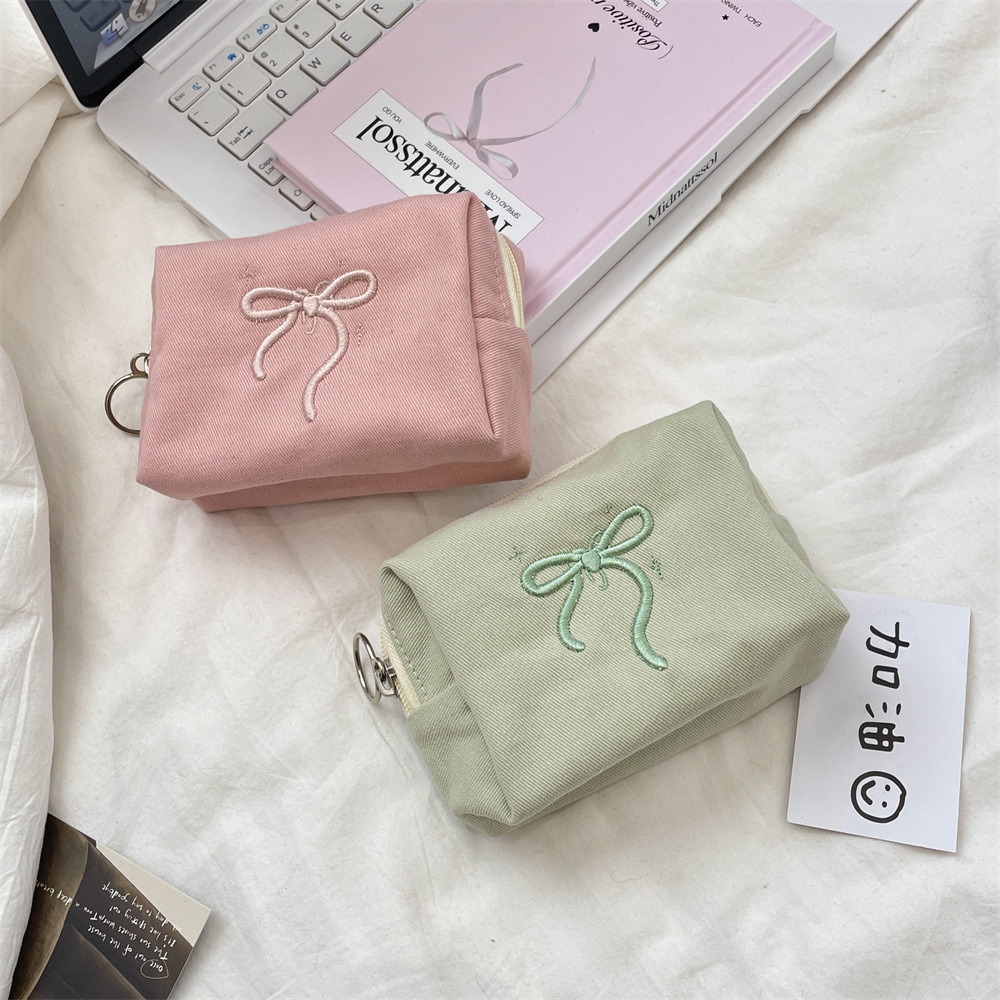 52261 large-capacity bow three-dimensional cosmetic bag storage bag with internal layered card bag cosmetic storage bag Application Scenario