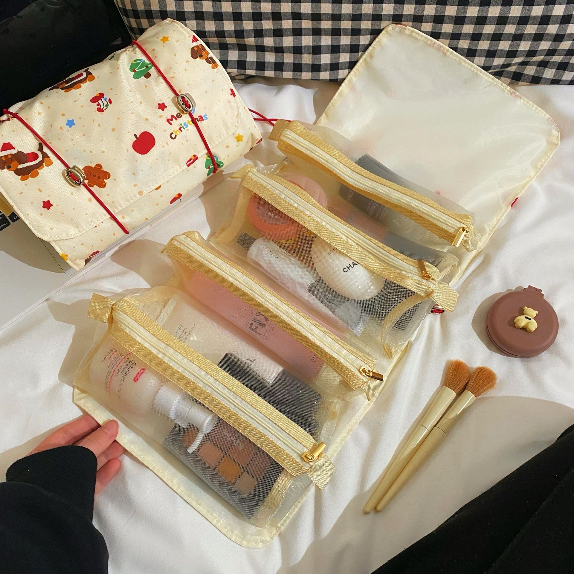 Cross-border bib bear makeup bag for high school girls, cute appearance level, student travel portable large-capacity detachable storage bag details Picture