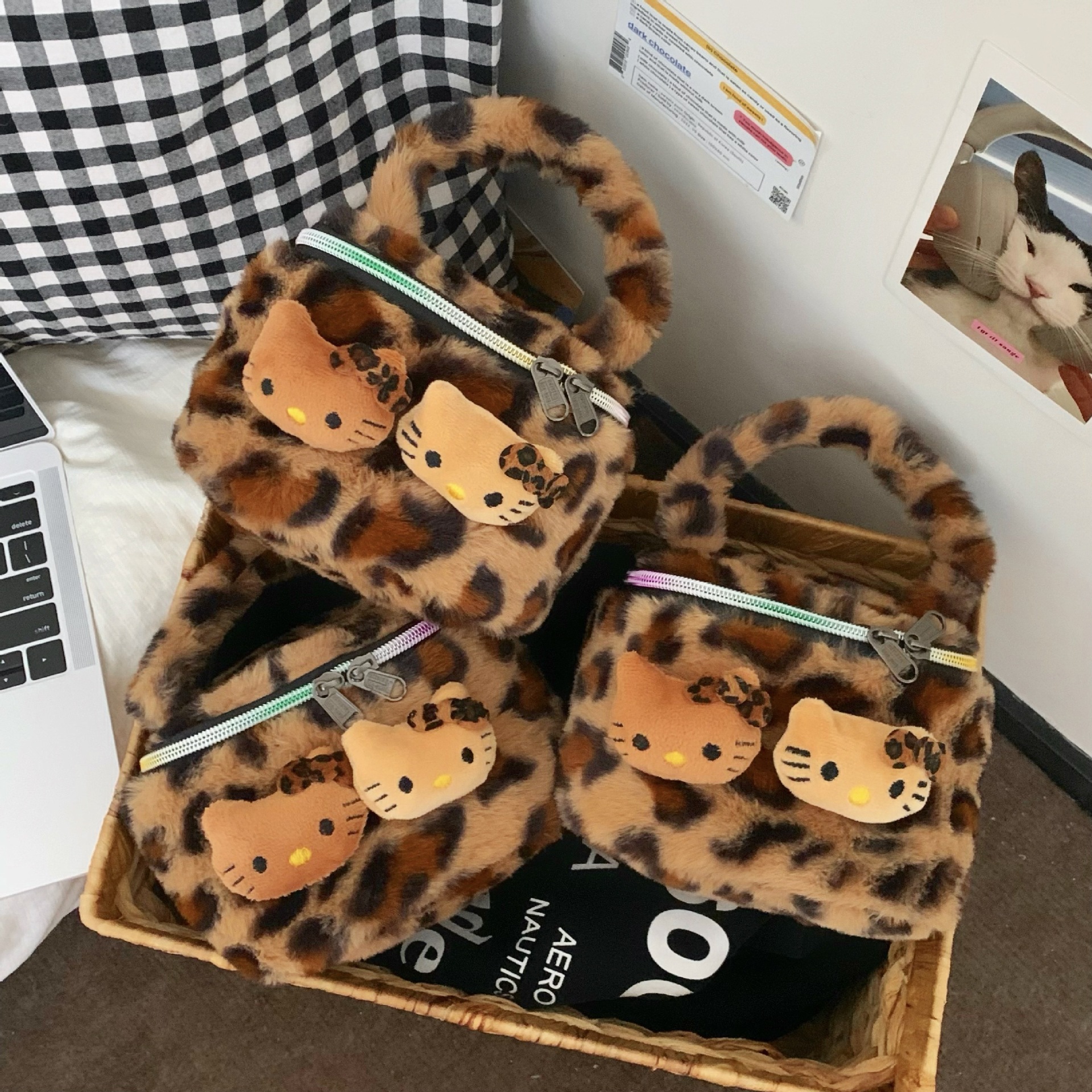 Cute leopard-print cat plush hand-held makeup bag, women's InS-style portable travel and travel skin care product storage bag Specification drawing