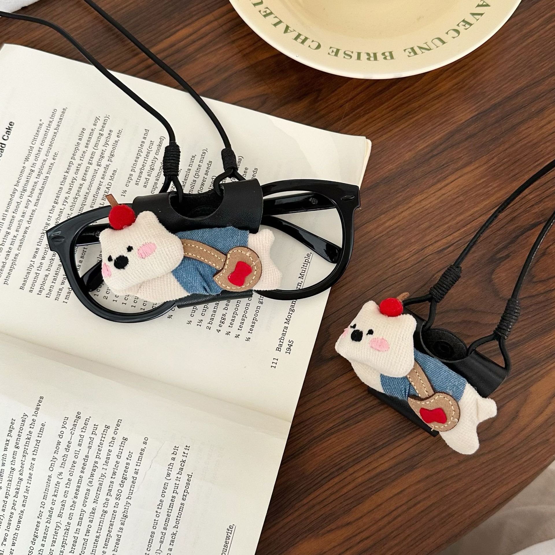 The InS-style halter-neck glasses string is the same cartoon sunglasses string necklace as the blogger. The glasses string is anti-loss and anti-fall details Picture